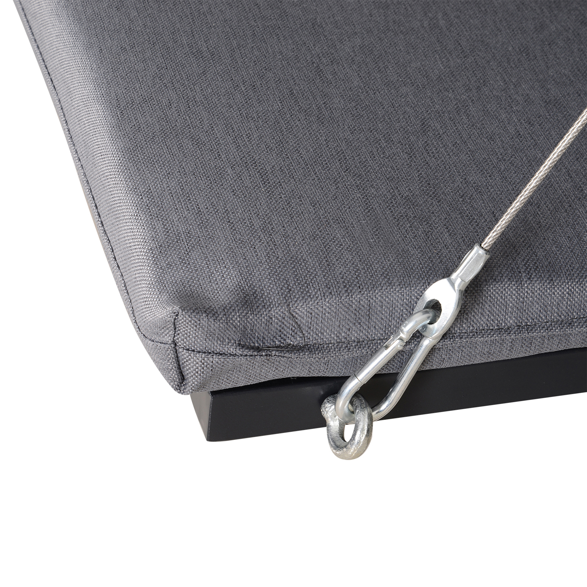 Cuscino grigio con clip di fissaggio metallico e fune metallica su sfondo bianco.
