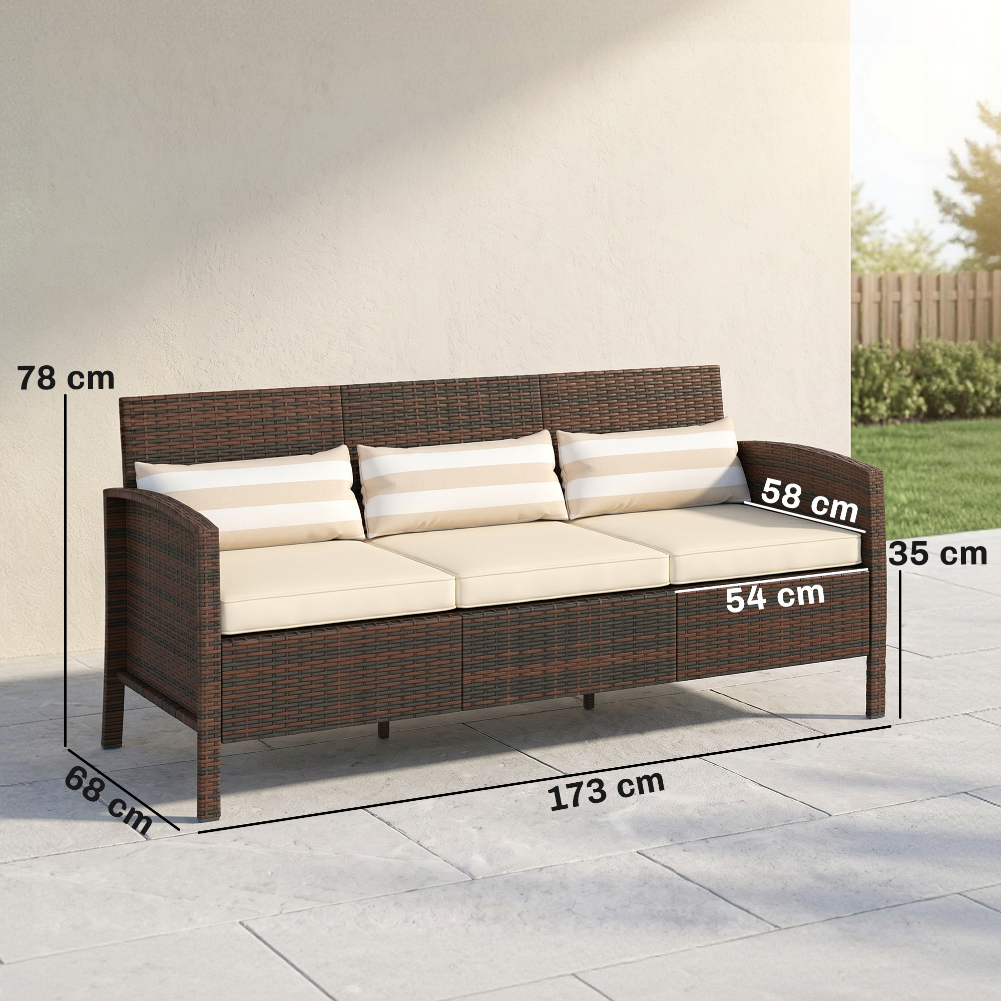 Divano in rattan marrone con cuscini color crema e strisce, dimensioni indicate.
