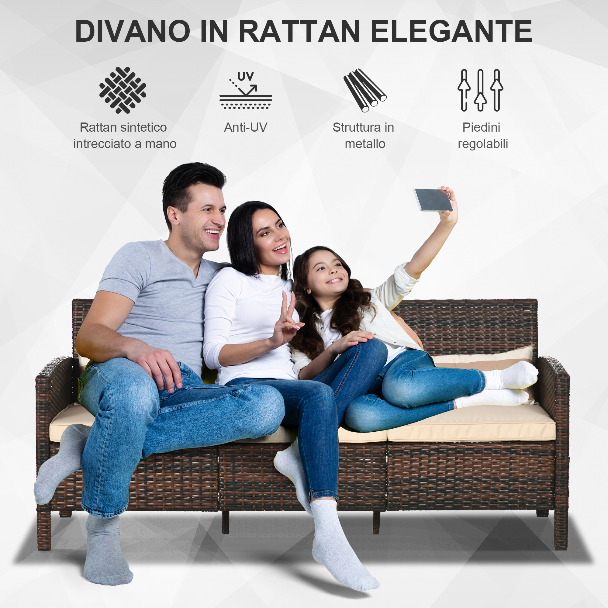 Famiglia fa un selfie su un divano in rattan marrone con cuscini beige.