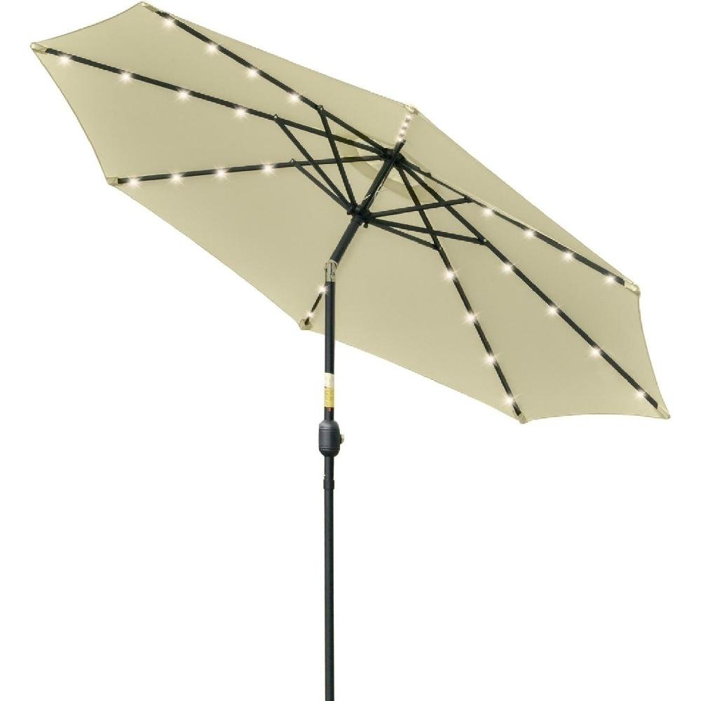 Un ombrellone beige chiaro con stecche nere e luci a filo.