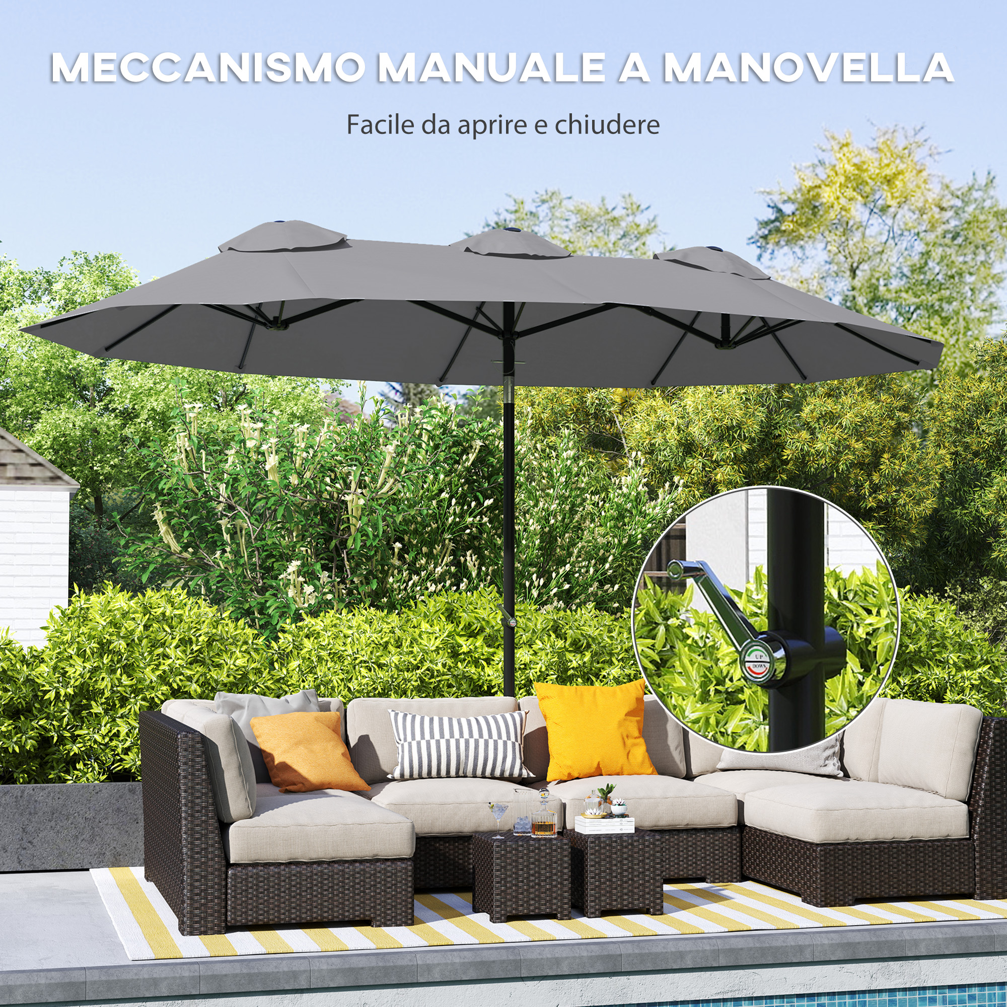 Un grande ombrellone grigio su un divano in rattan marrone con cuscini.