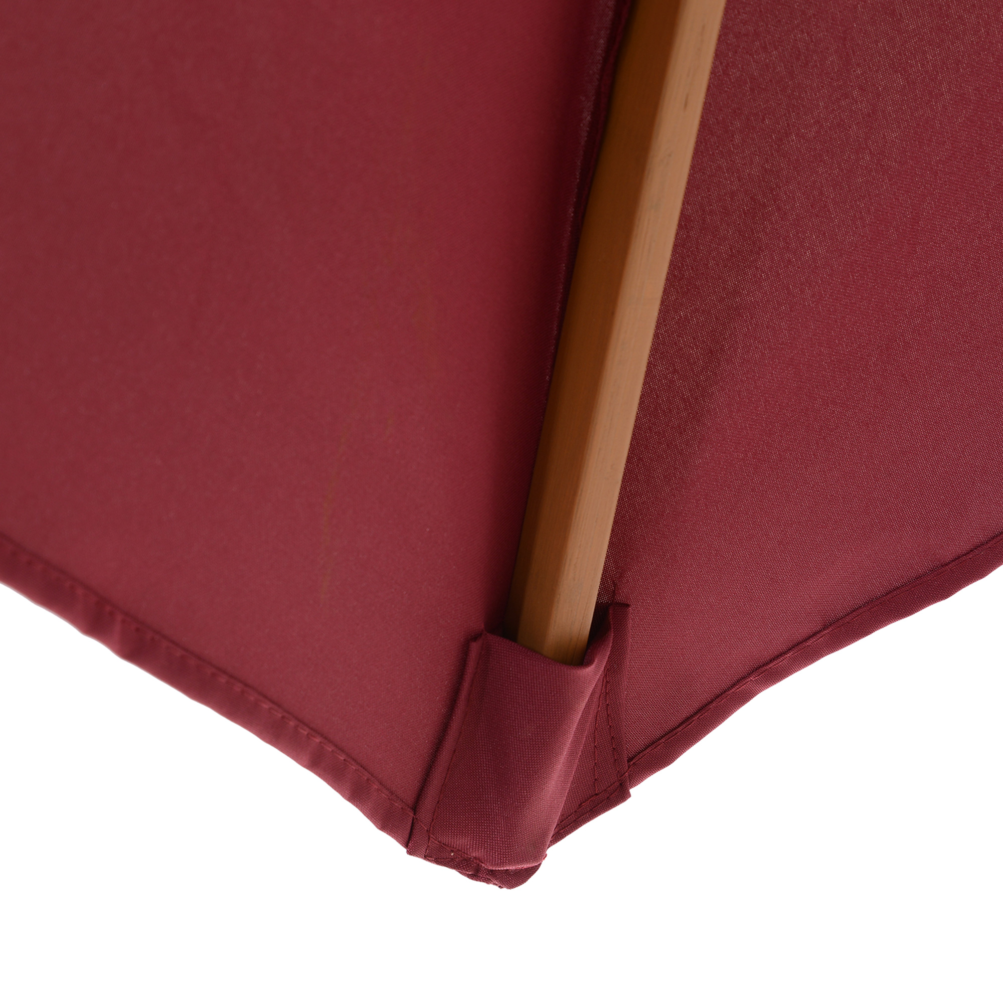 Tessuto per ombrellone rosso scuro con asta in legno e bordi cuciti.