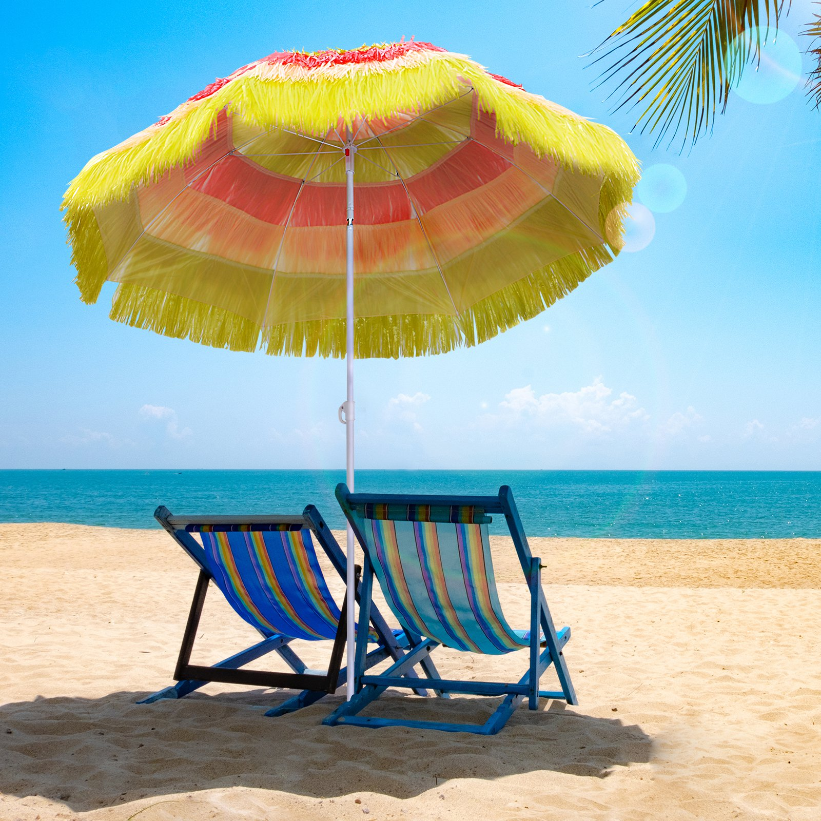 Due sedie a sdraio colorate sotto un ombrellone a righe sulla spiaggia.