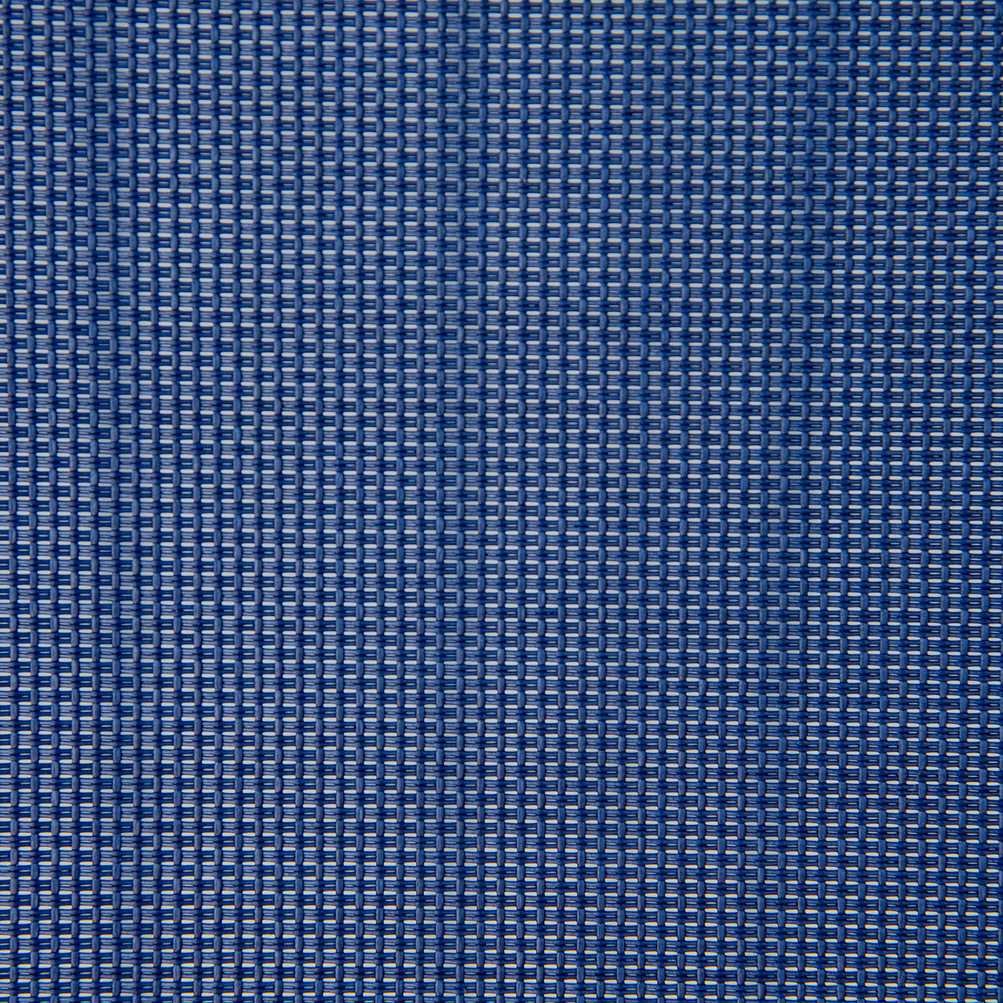 Primo piano dettagliato di un motivo intrecciato blu con sottostrato bianco.