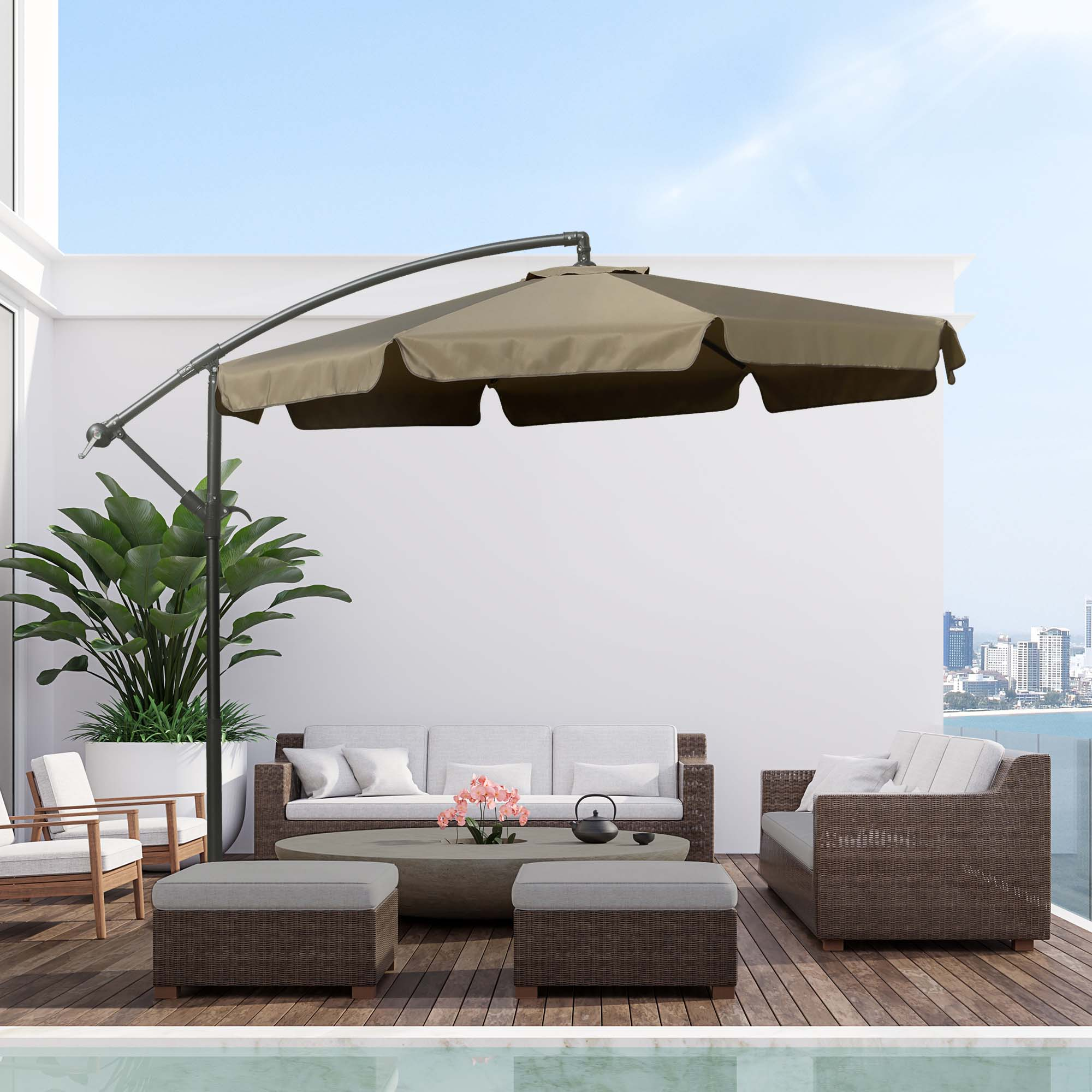 Un balcone coperto con mobili e vista sul mare.