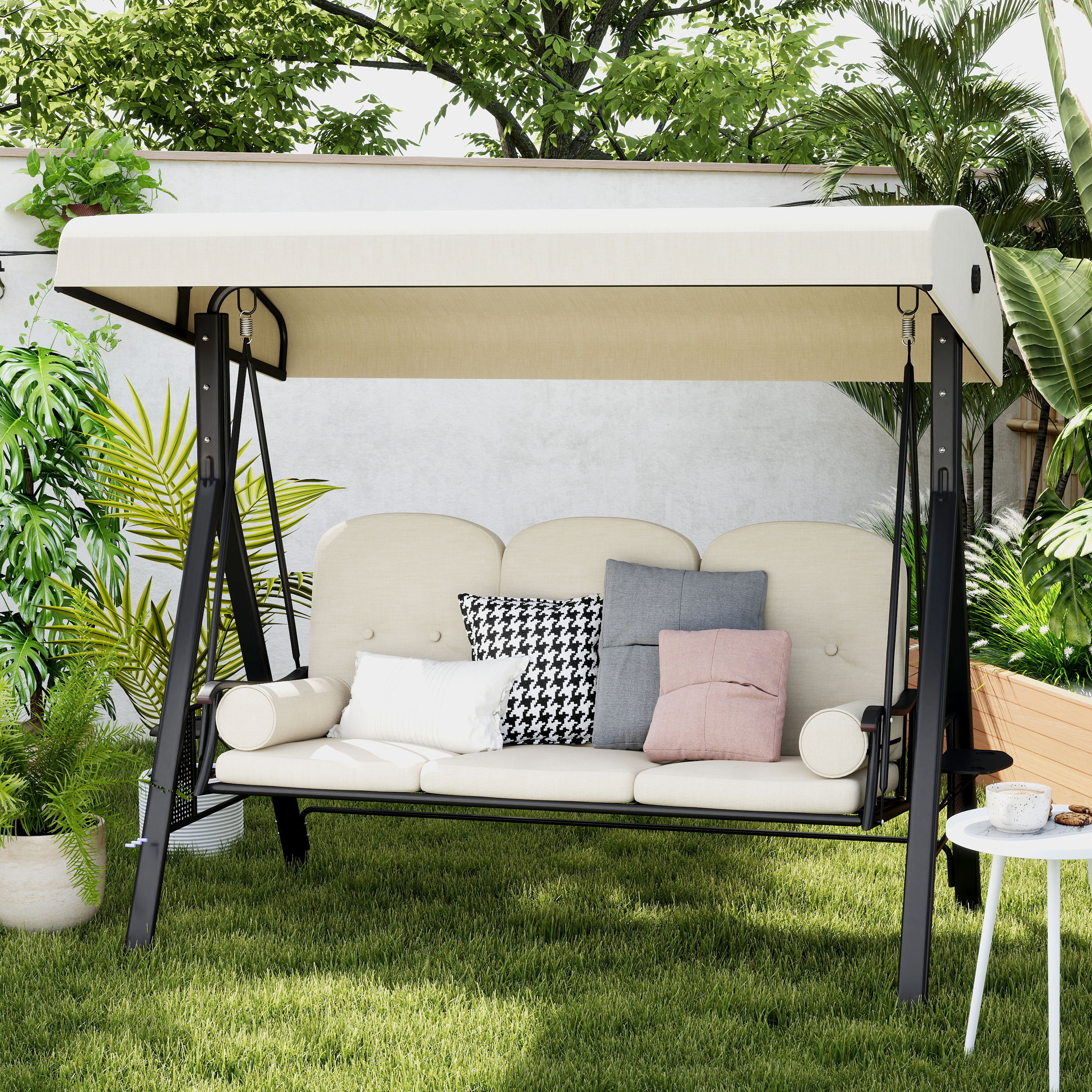 Un'altalena da giardino beige con cuscini si trova sull'erba, circondata da piante.