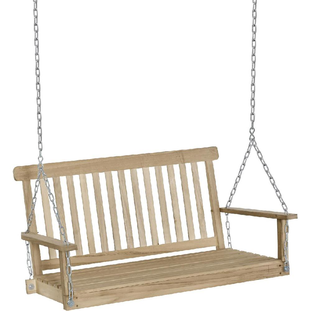 Una panchina a dondolo in legno con sospensione a catena e schienale a doghe.