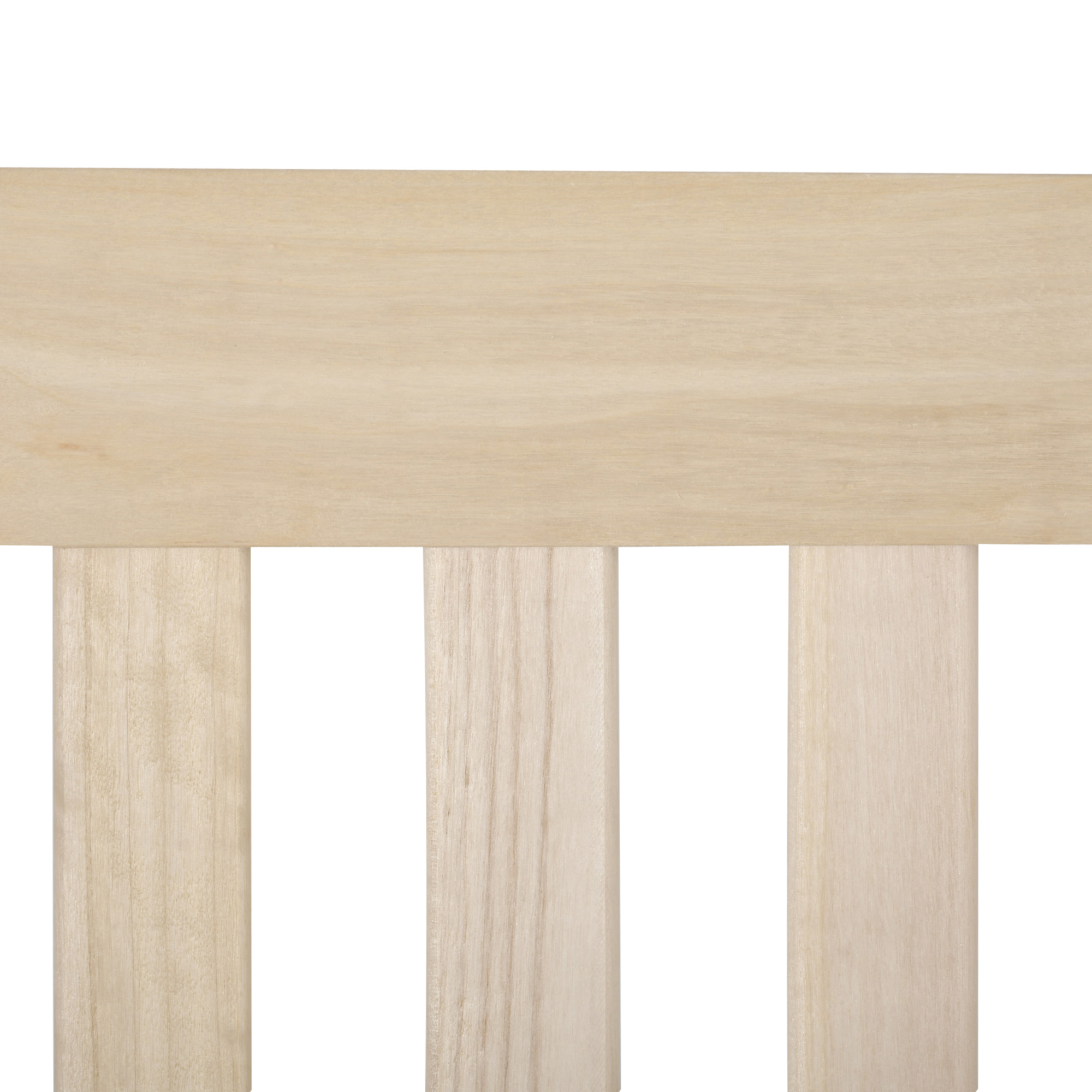 Primo piano di doghe di legno chiaro e una tavola orizzontale su bianco.