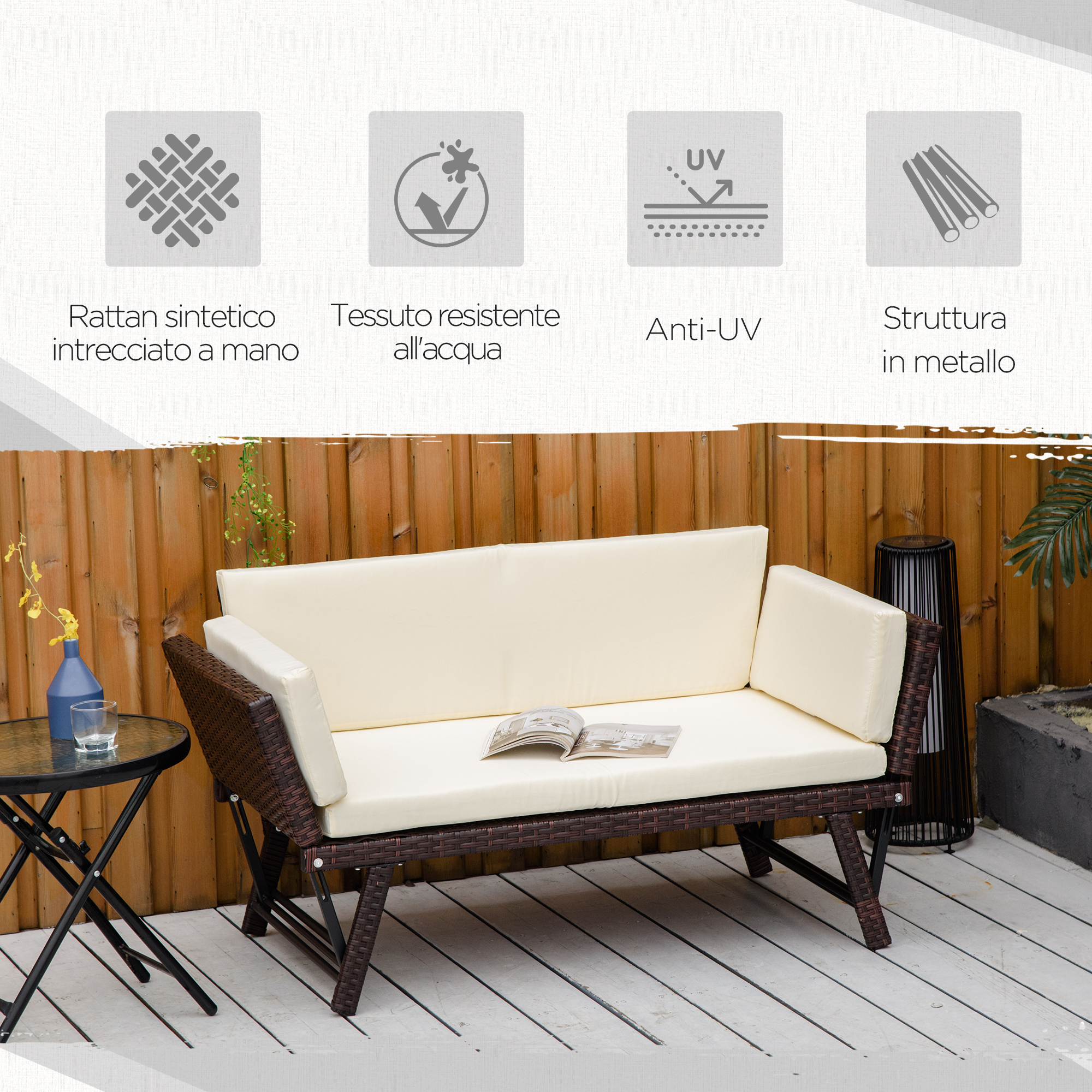 Un divano in rattan marrone con cuscini color crema su un terrazzo in legno.