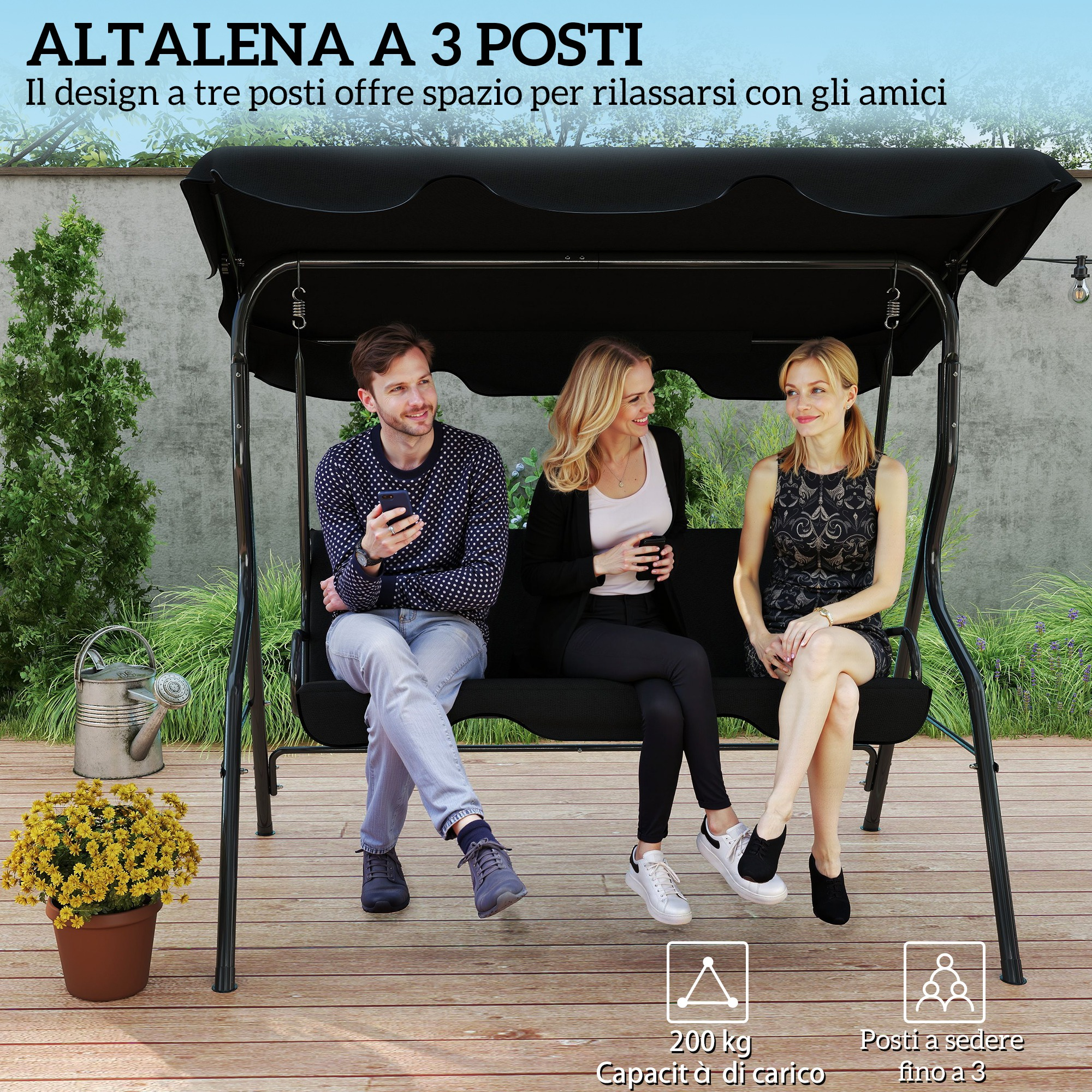 Tre persone siedono su un'altalena da giardino nera. A sinistra una pianta in vaso.