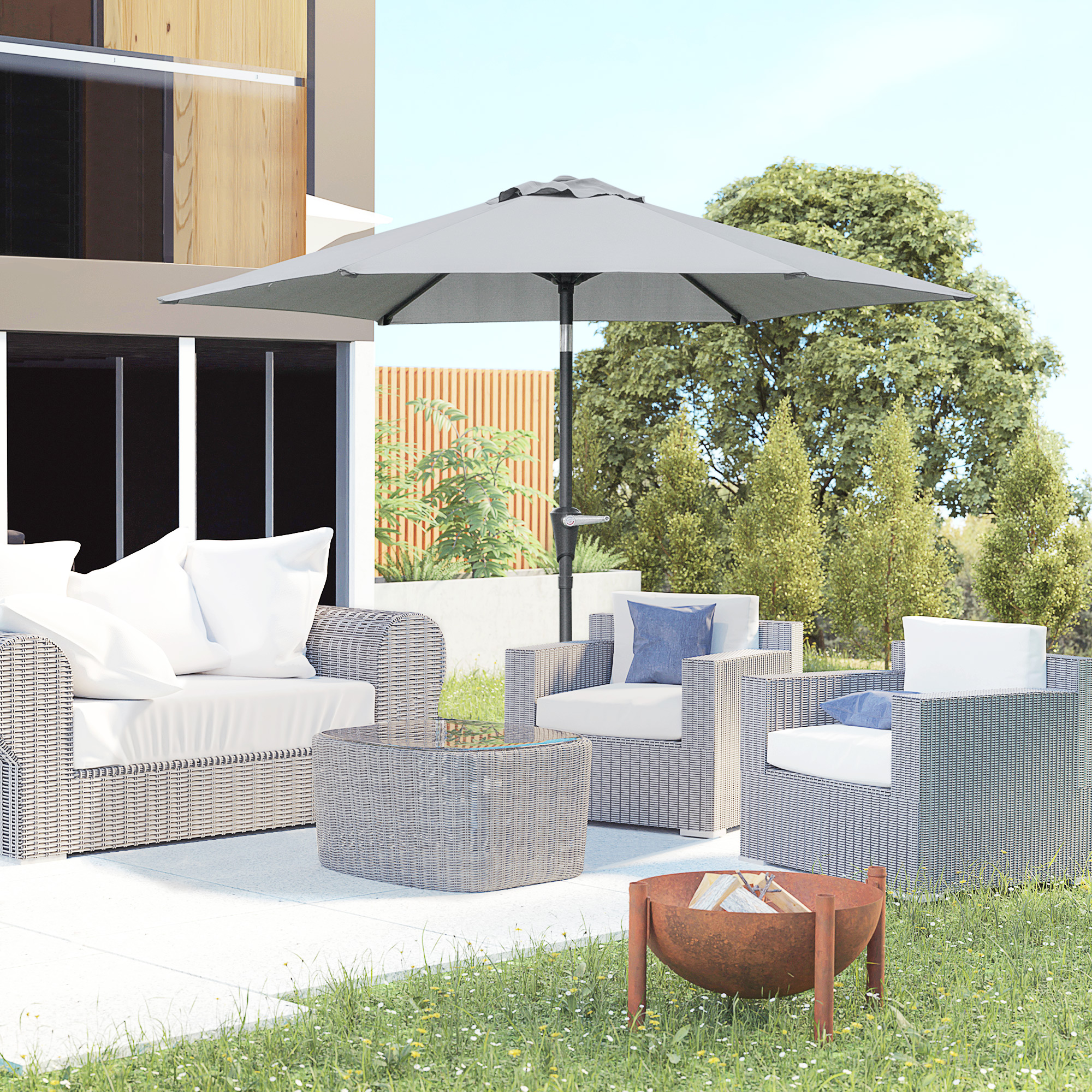 Set da patio in rattan con ombrellone, braciere e verde.