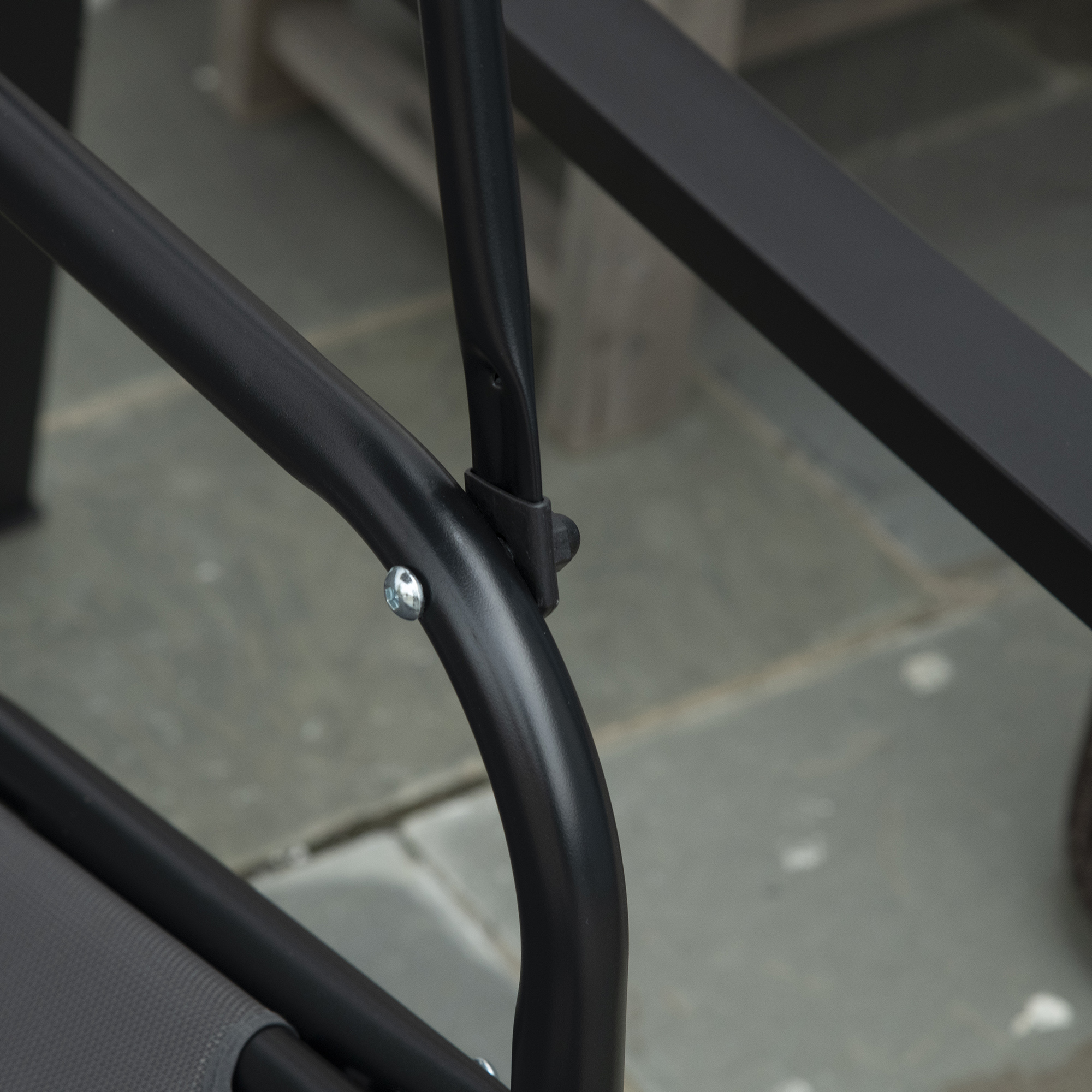 Primo piano di telaio in metallo nero con vite e tessuto grigio