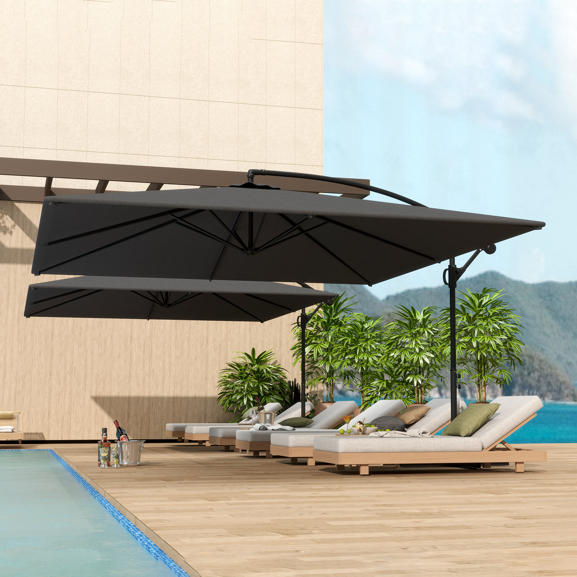 Lussuose sedie a sdraio sotto ombrelloni vicino a una piscina con vista sul mare e montagne.