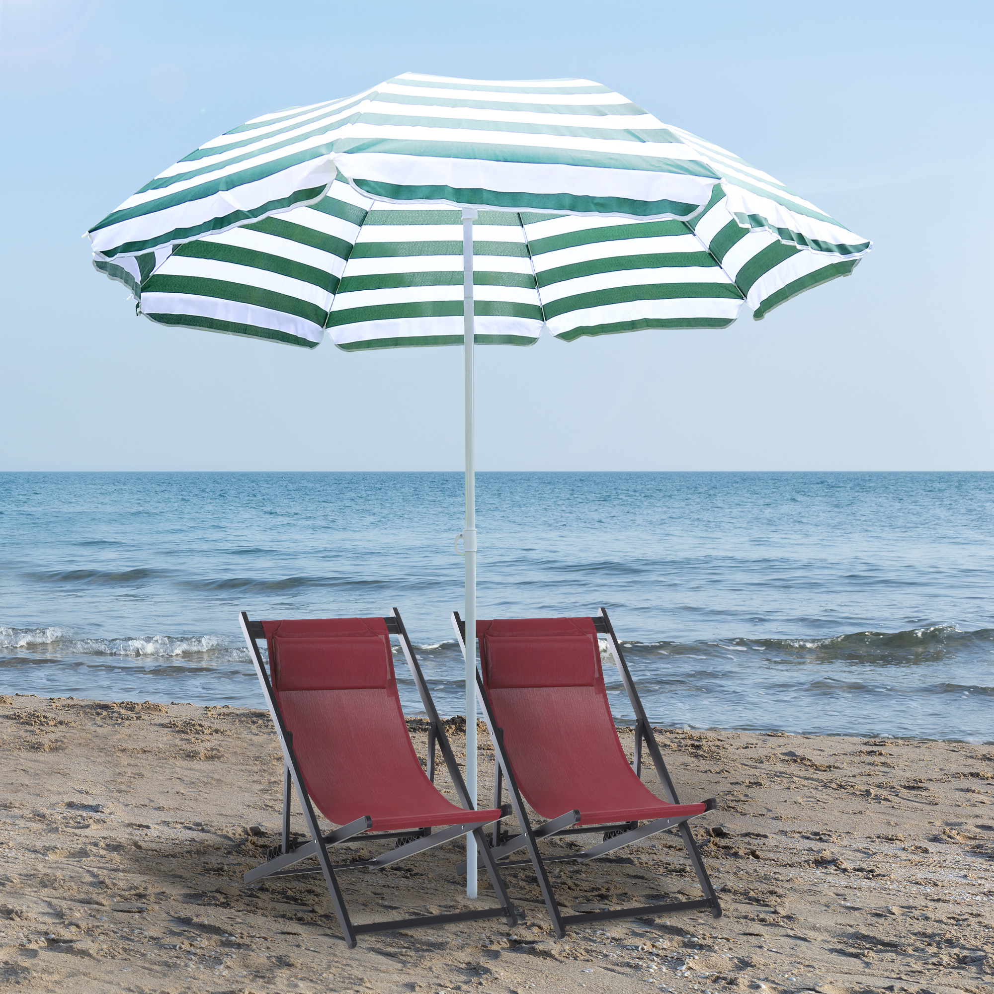 Due sedie a sdraio rosse sotto un ombrellone a righe sulla spiaggia.