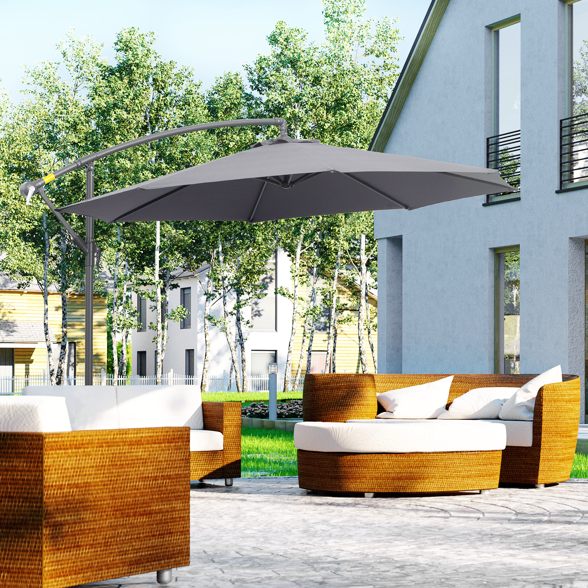 Un ombrellone a sbalzo grigio copre un patio con mobili in rattan e cuscini bianchi.
