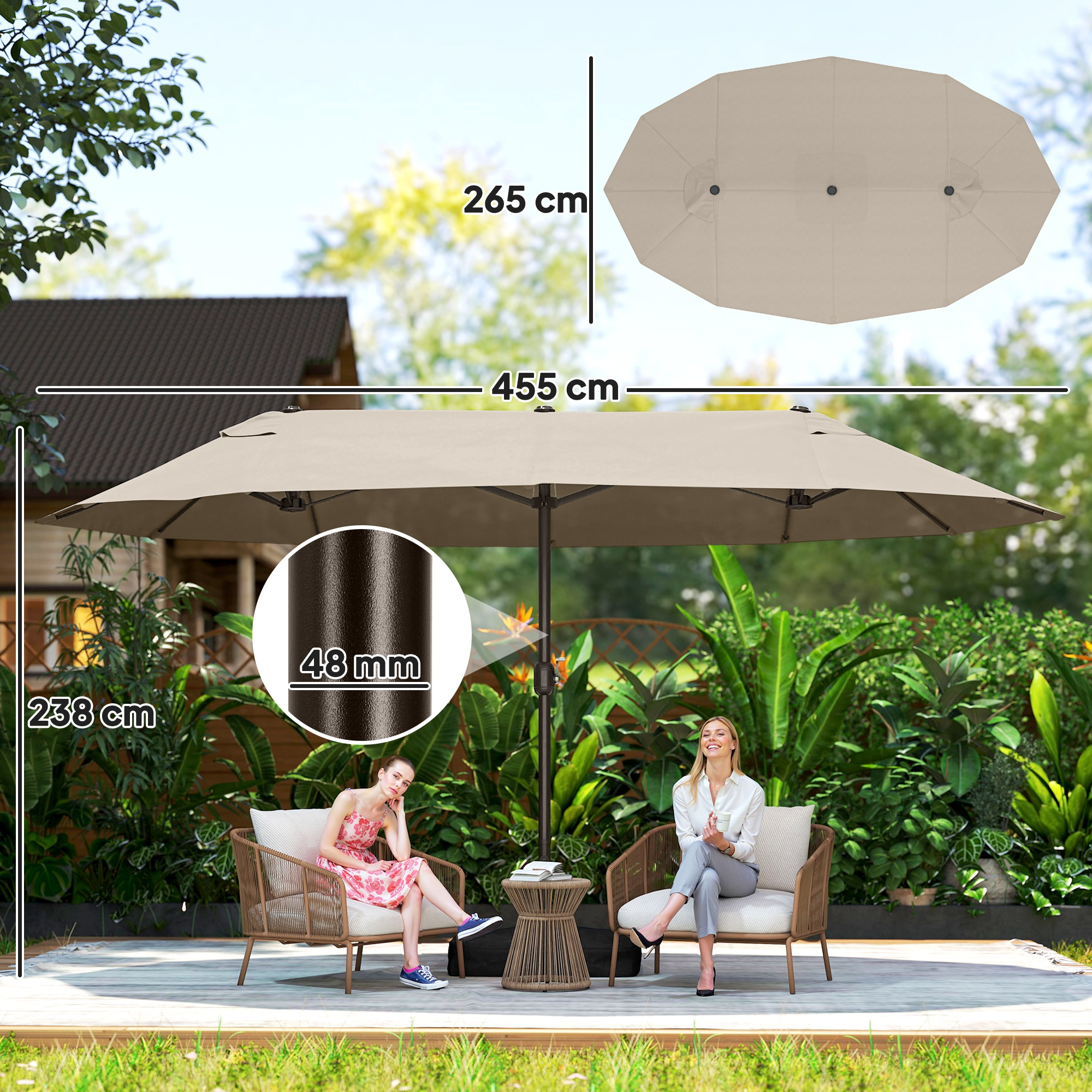 Grande ombrellone beige (455cm) su due sedie. Dimensioni visibili.