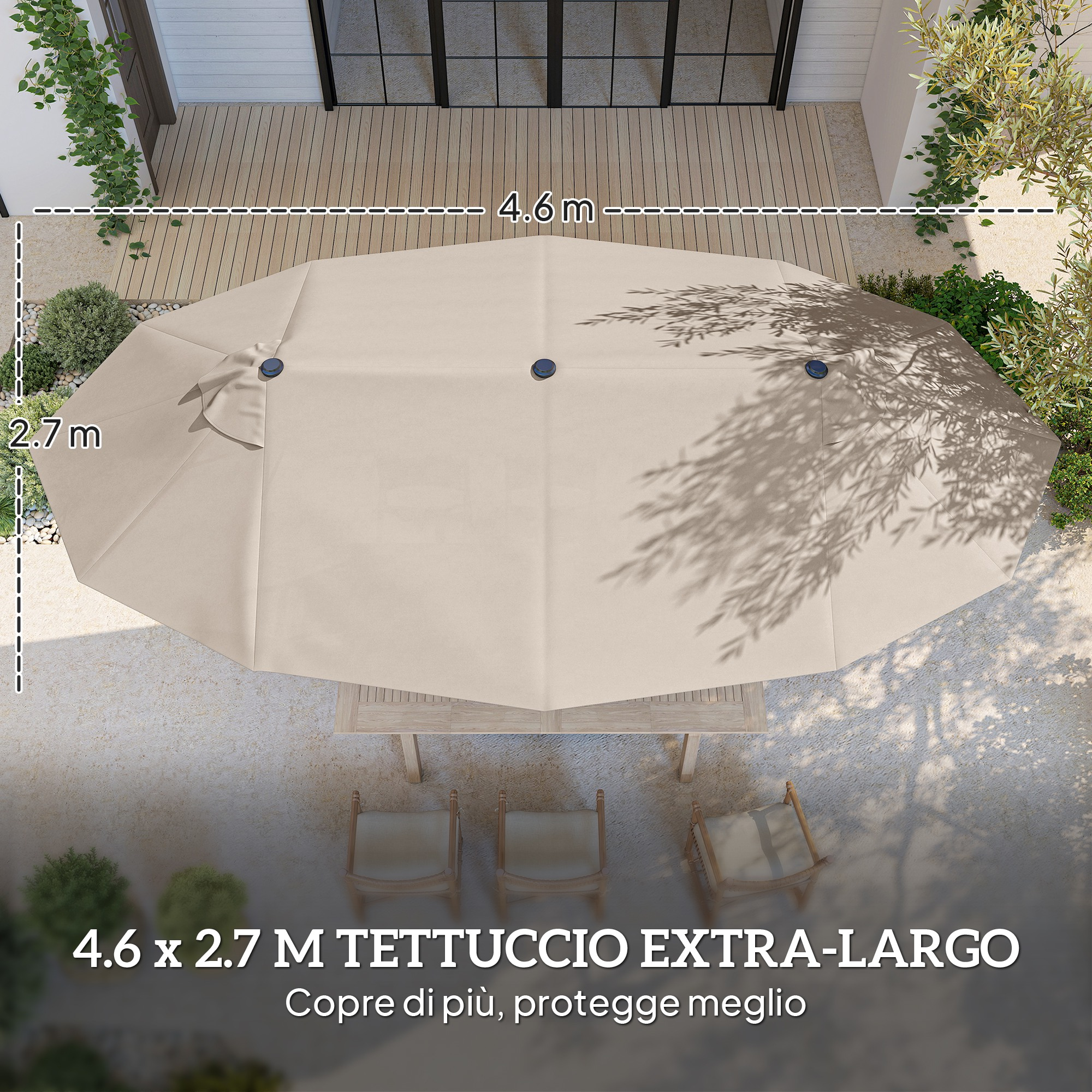 Un ombrellone beige (4.6x2.7m) copre un tavolo da esterno in legno con tre sedie.