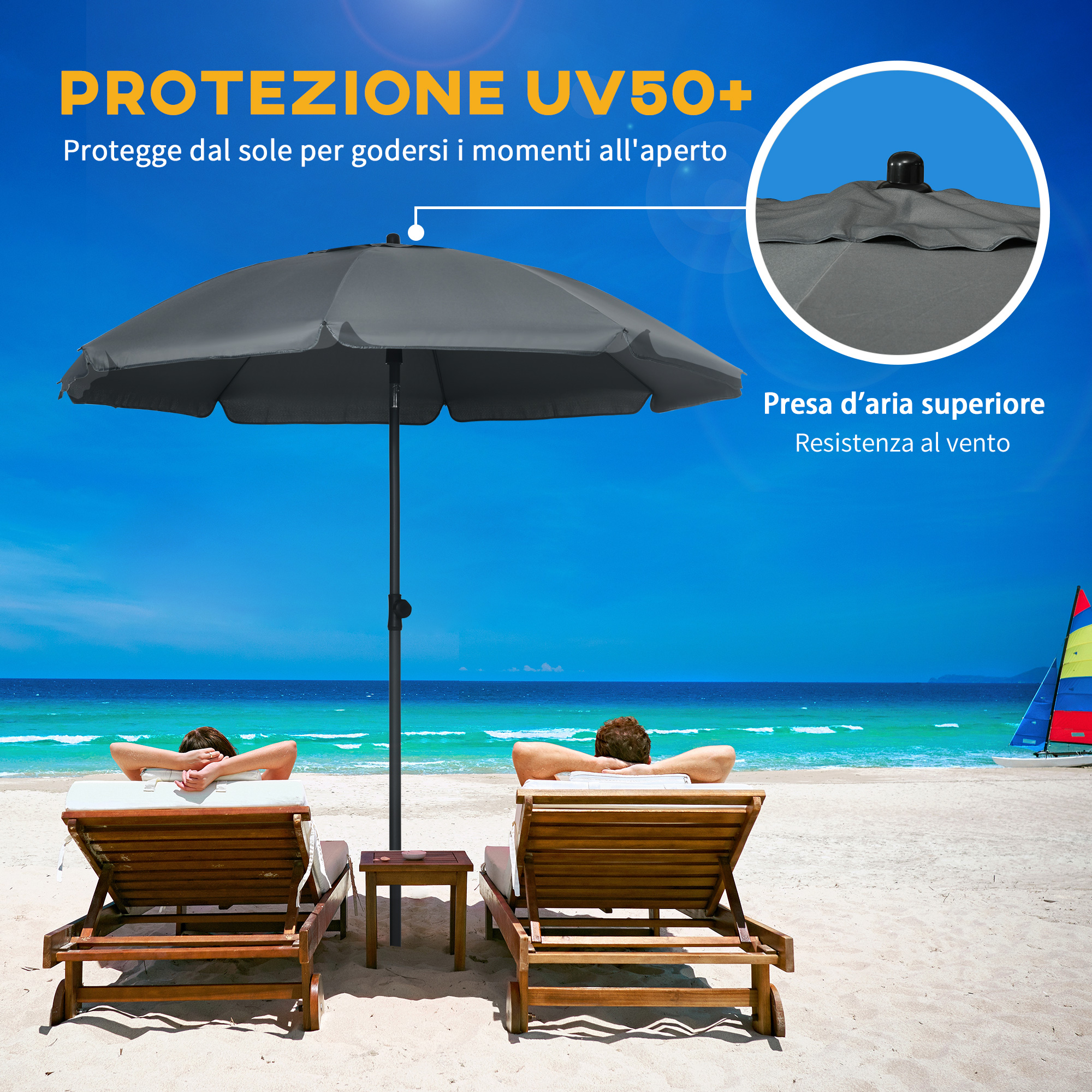 Un ombrellone grigio offre ombra su una spiaggia con due lettini.