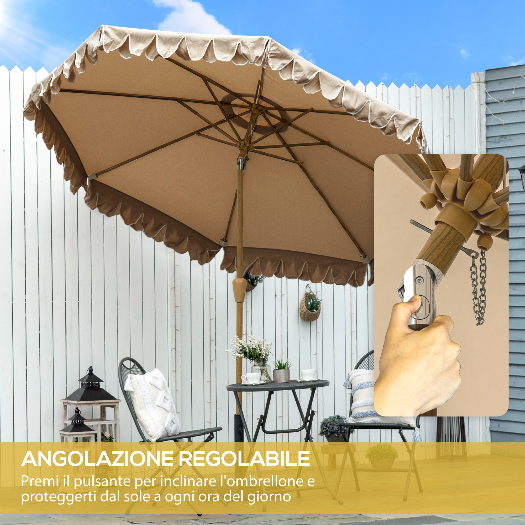 Un ombrellone da esterno beige con bordo smerlato su un patio con recinzione bianca.