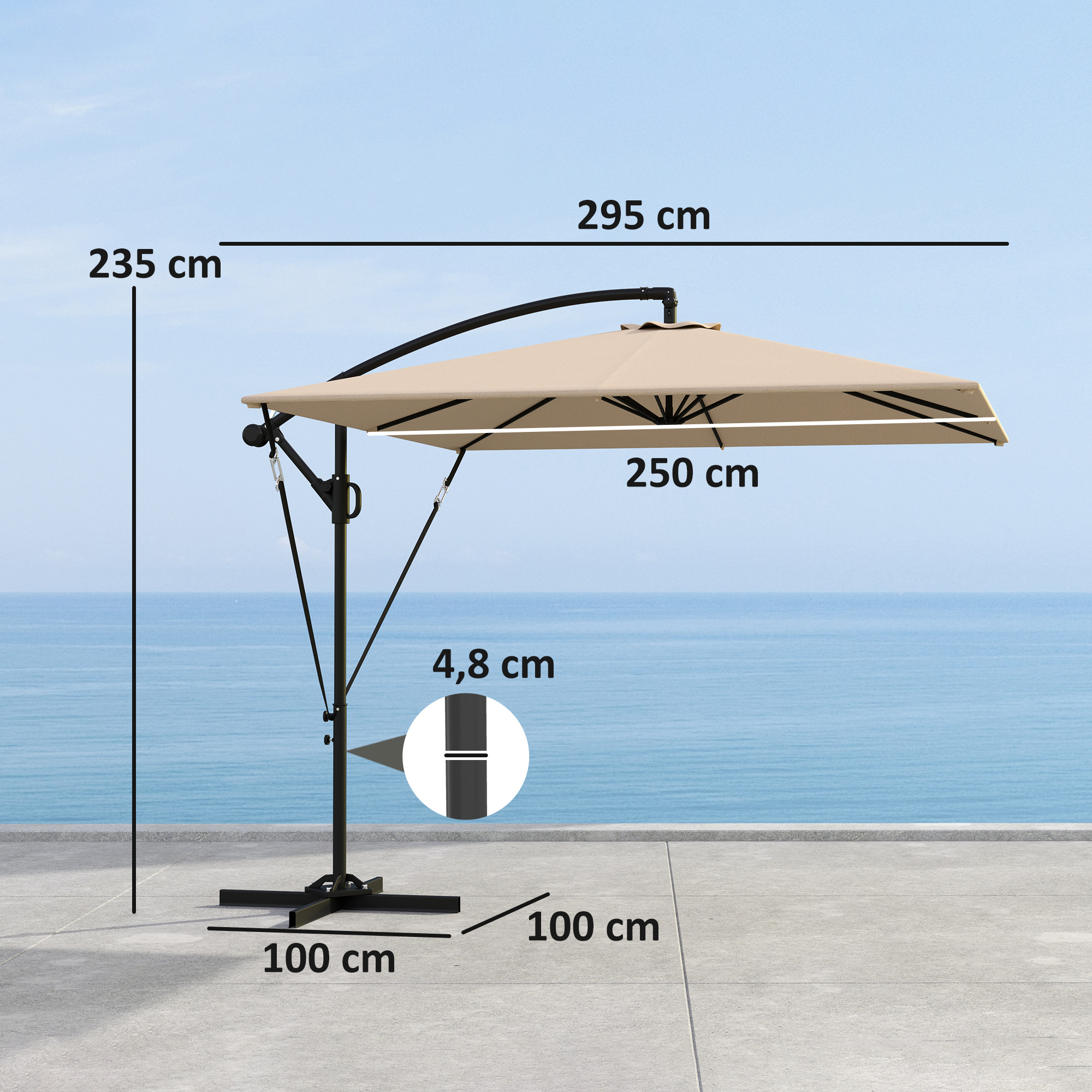 Un ombrellone a sbalzo beige con telaio nero si erge vicino al mare. Dimensioni indicate.