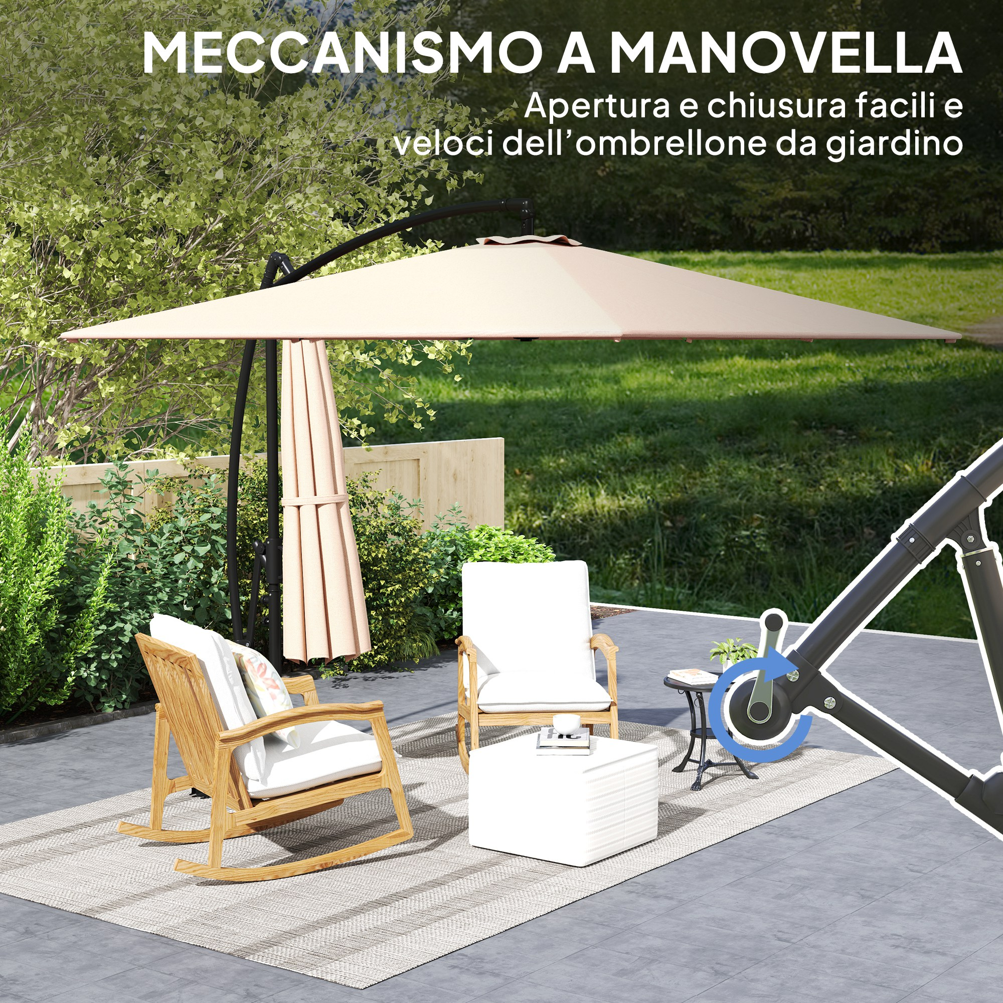 Grande ombrellone da esterno color crema con meccanismo a manovella, due sedie in legno, pouf bianco su tappeto.