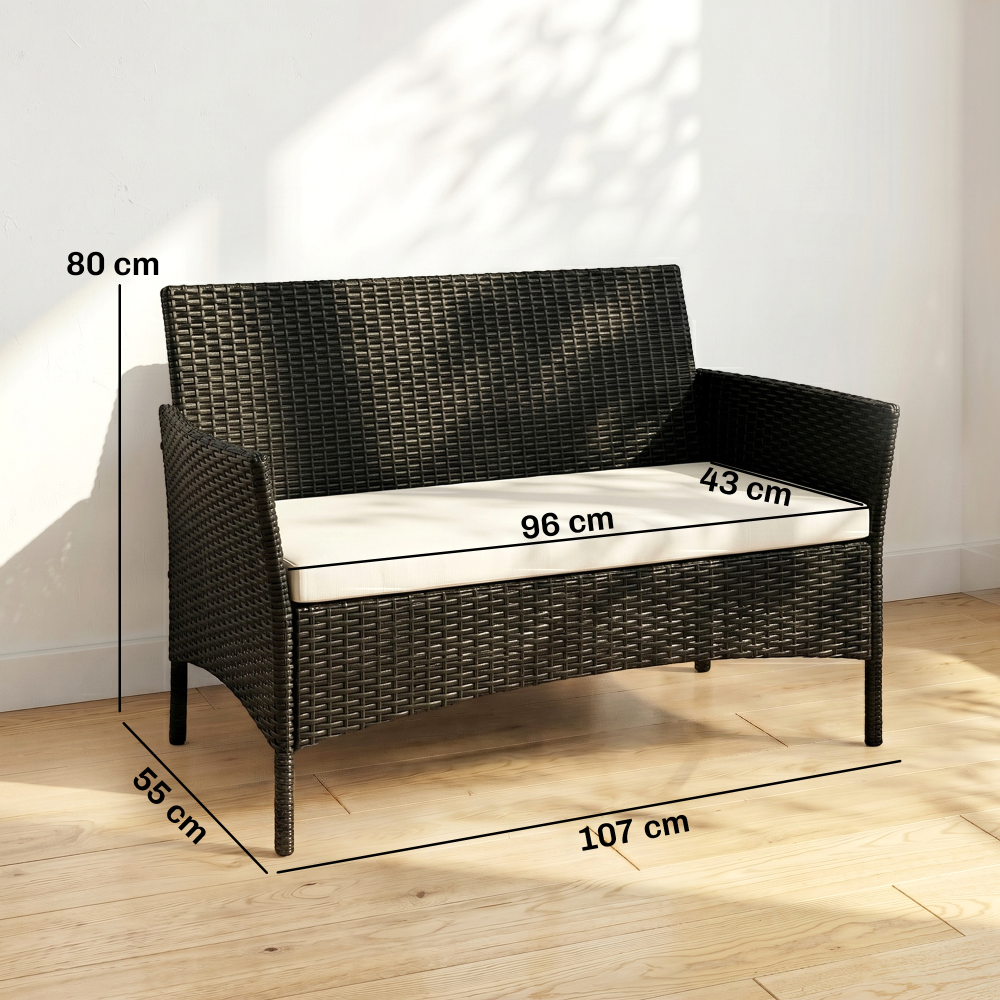 Divanetto in rattan marrone scuro con cuscino color crema, dimensioni indicate.