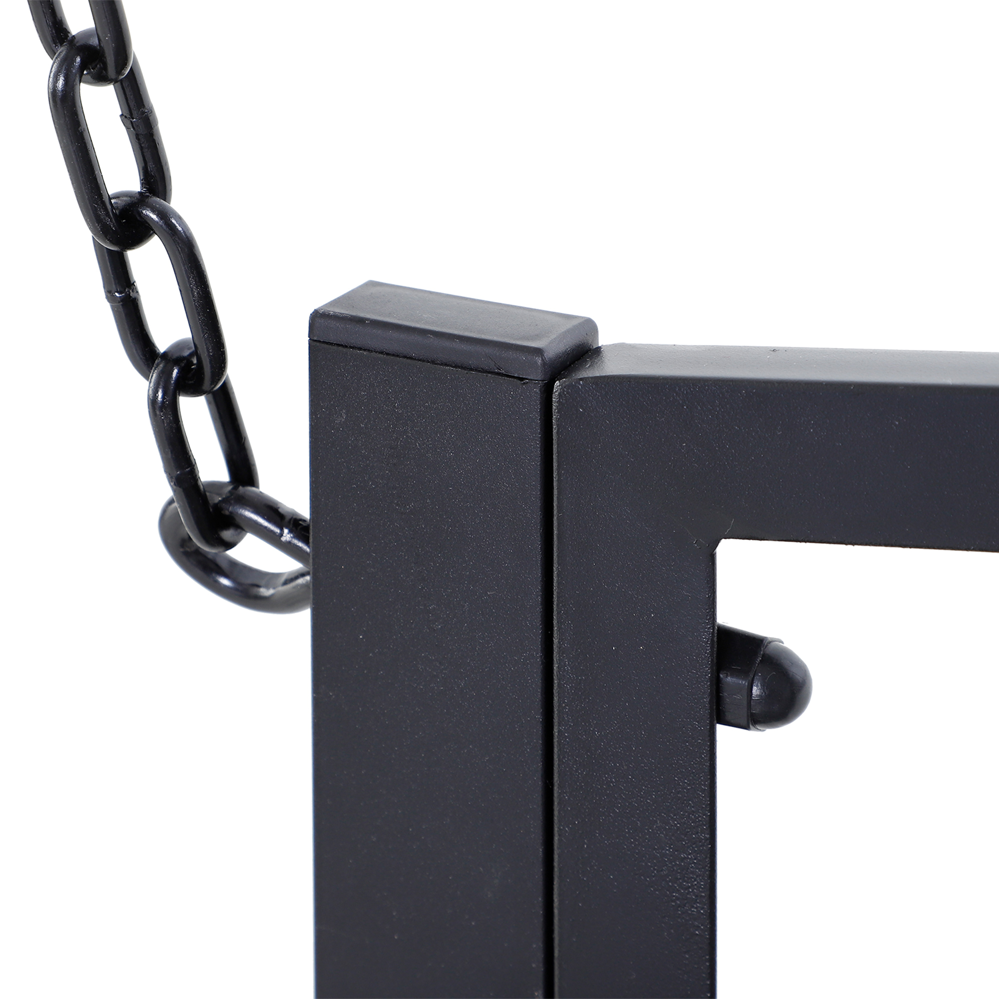 Una struttura in metallo nero con una catena su sfondo bianco.
