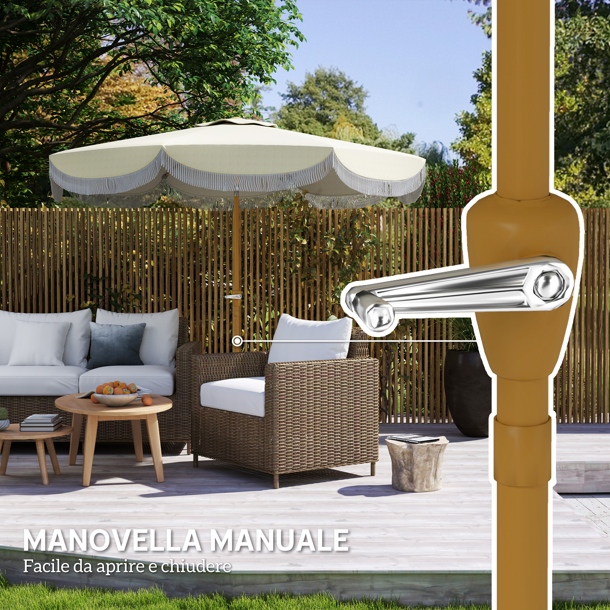 Arredo da giardino con ombrellone e meccanismo a manovella, staccionata in legno.