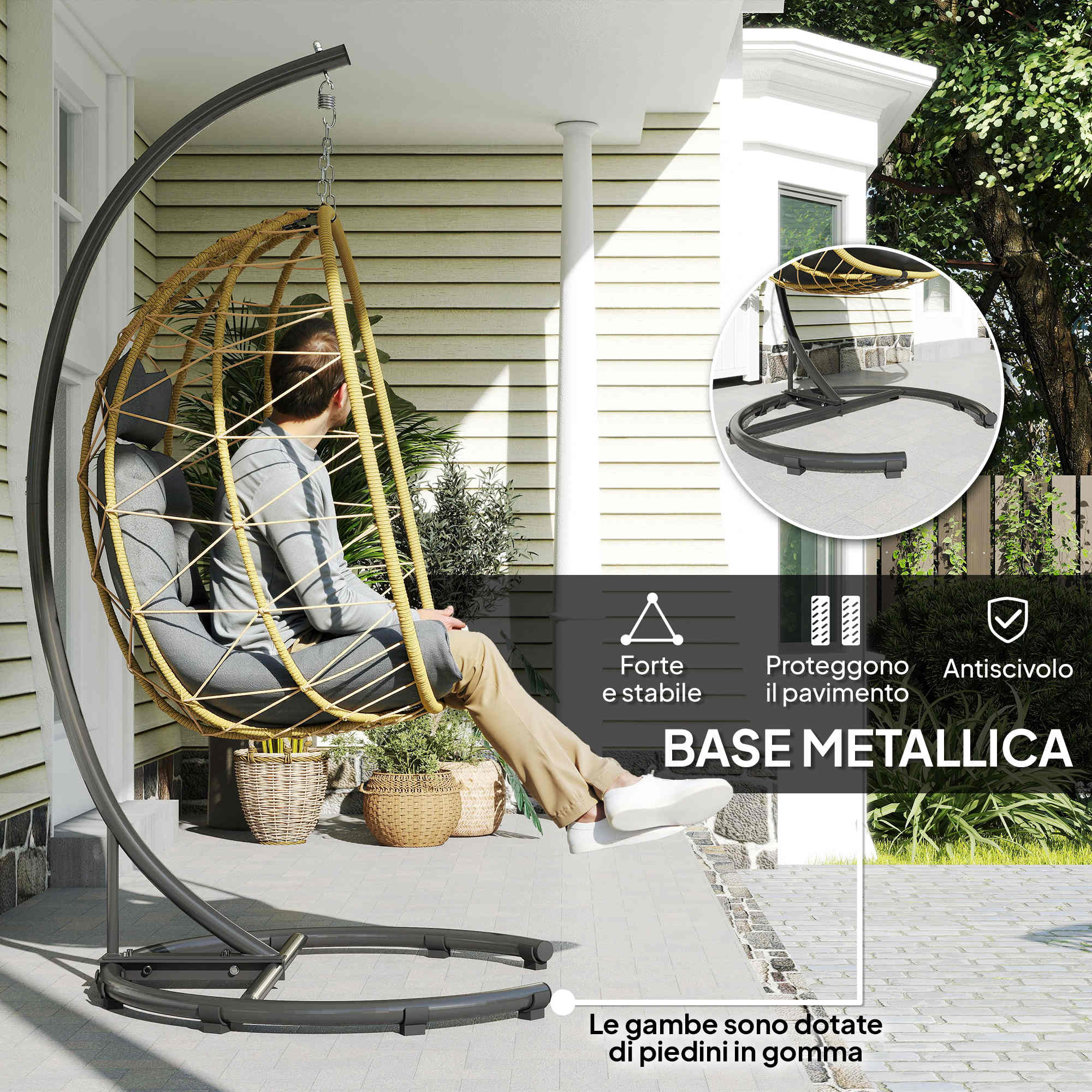 Uomo seduto su una sedia sospesa in vimini su un portico con supporto metallico.
