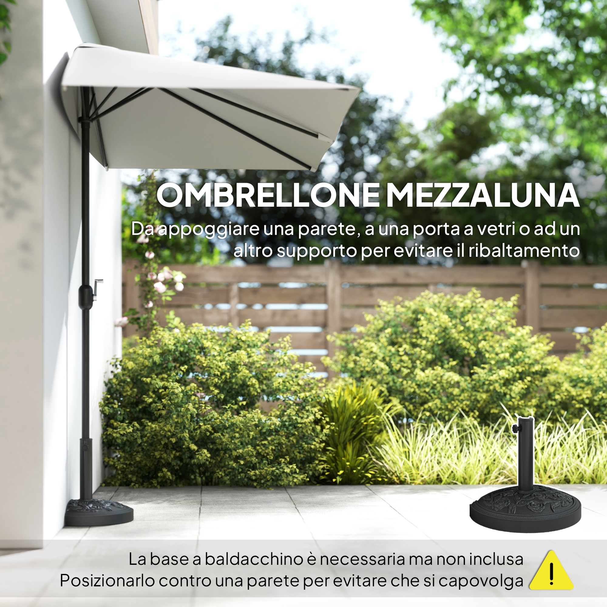 Un ombrellone a mezzaluna appoggiato a una parete, con base e vegetazione sullo sfondo.
