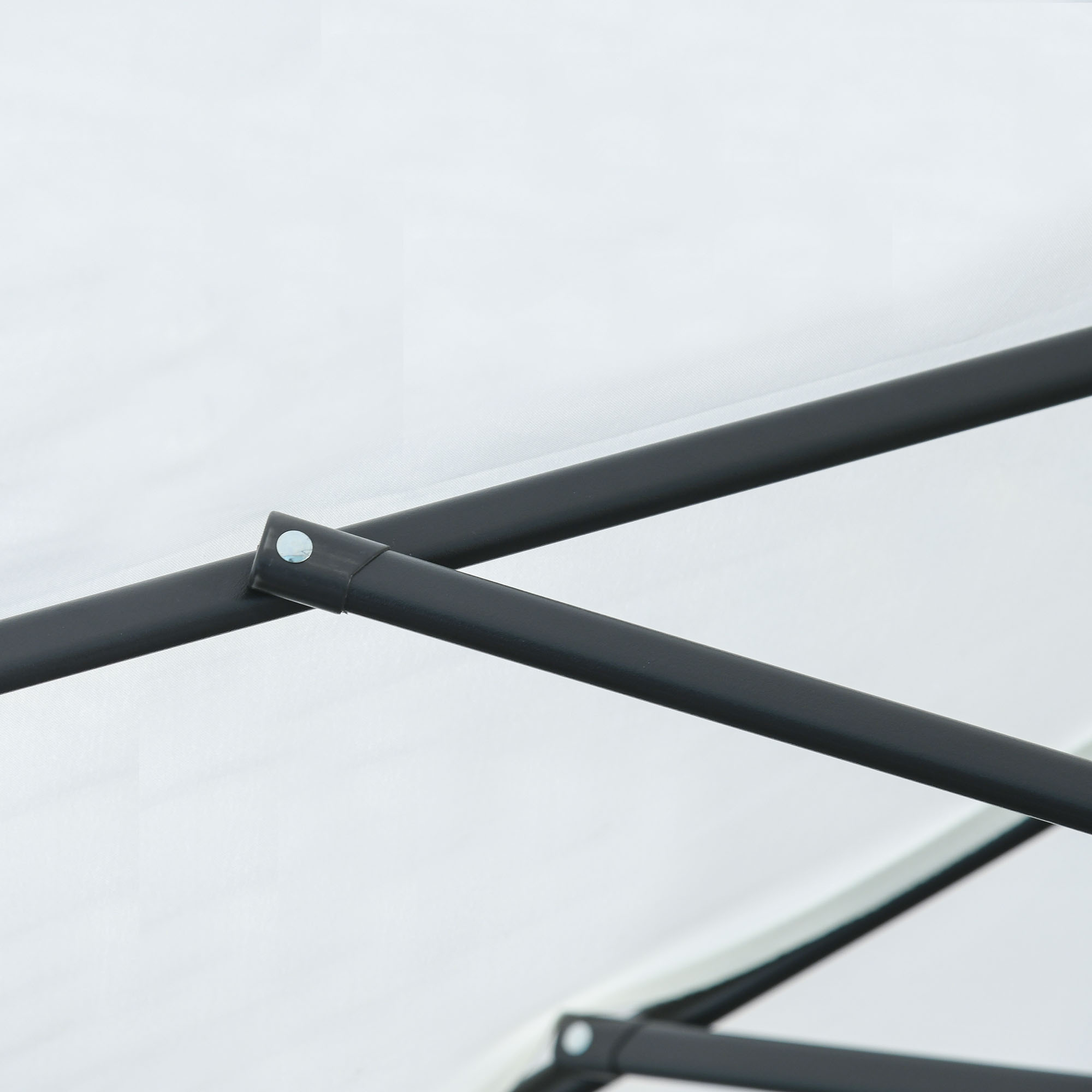 Pali metallici neri con tettoia in tessuto bianco. Primo piano dei connettori.