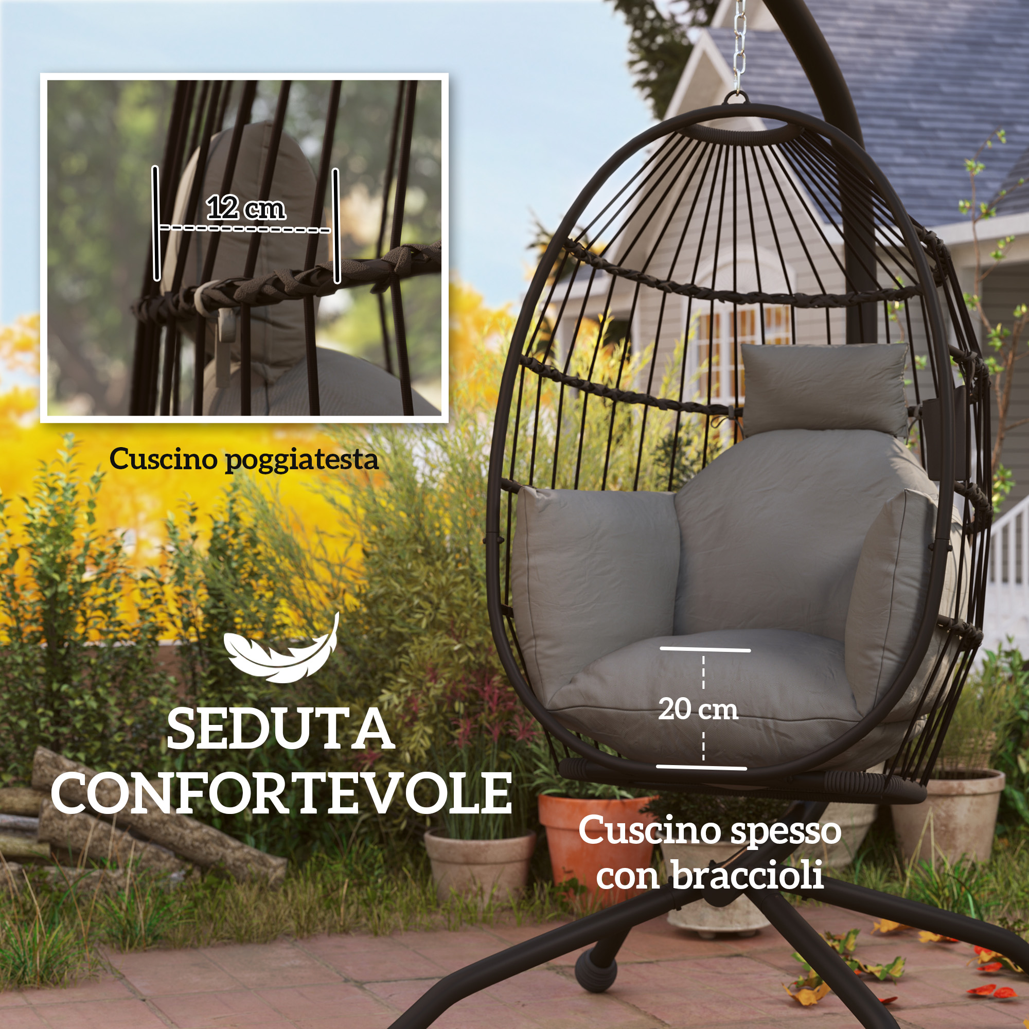 Una sedia sospesa con cuscini grigi è all'esterno, con piante e una casa vicina.