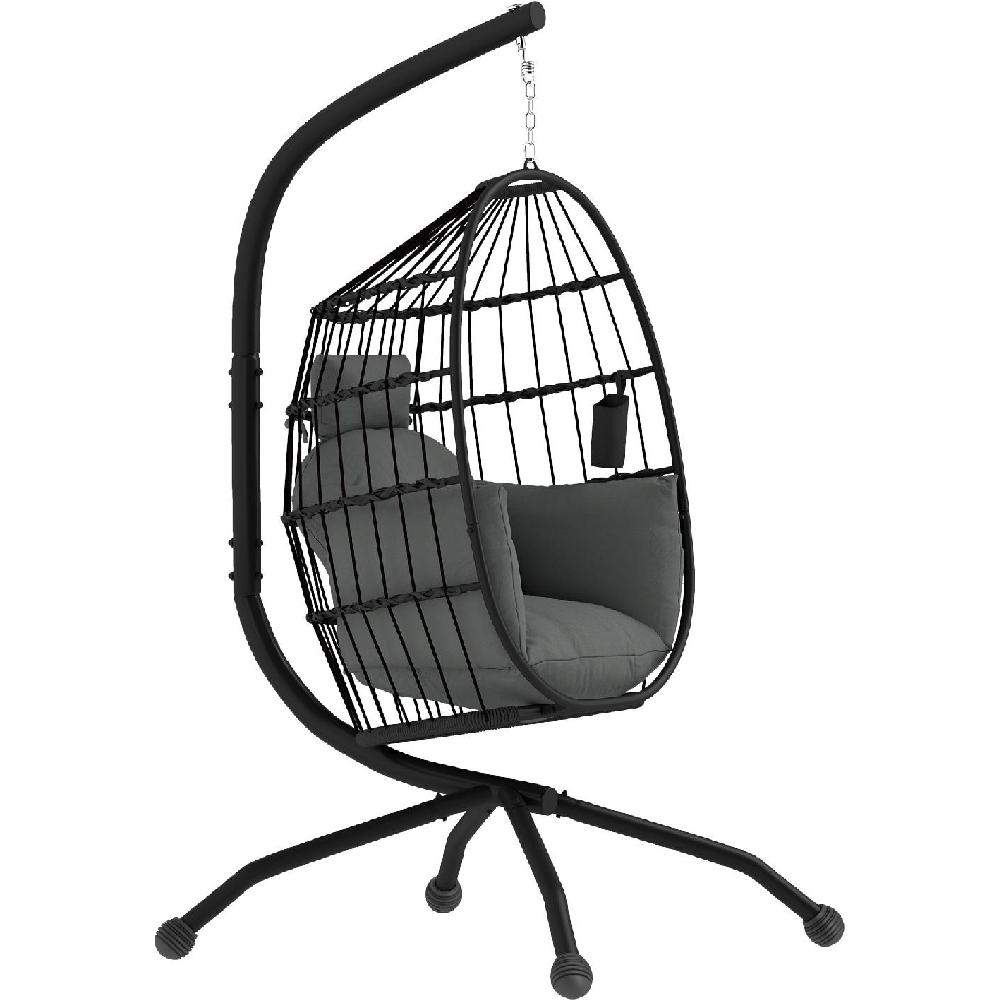 Sedia sospesa nera a forma di uovo con cuscini grigi su supporto nero.