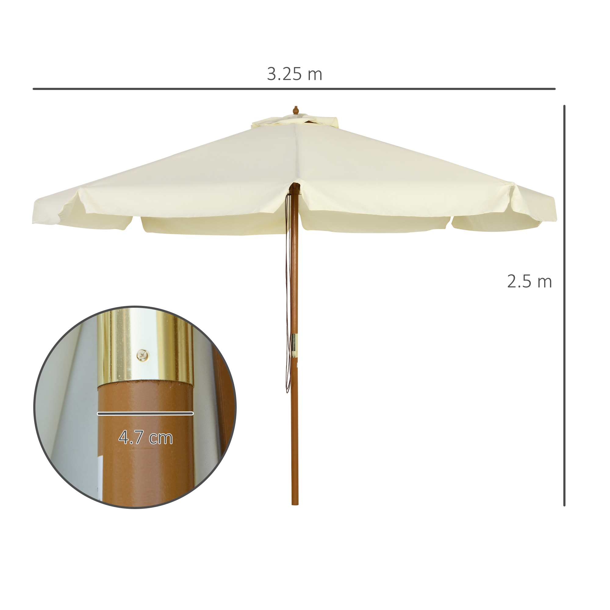 Un ombrellone da esterno color crema con palo in legno, largo 3,25 m e alto 2,5 m.