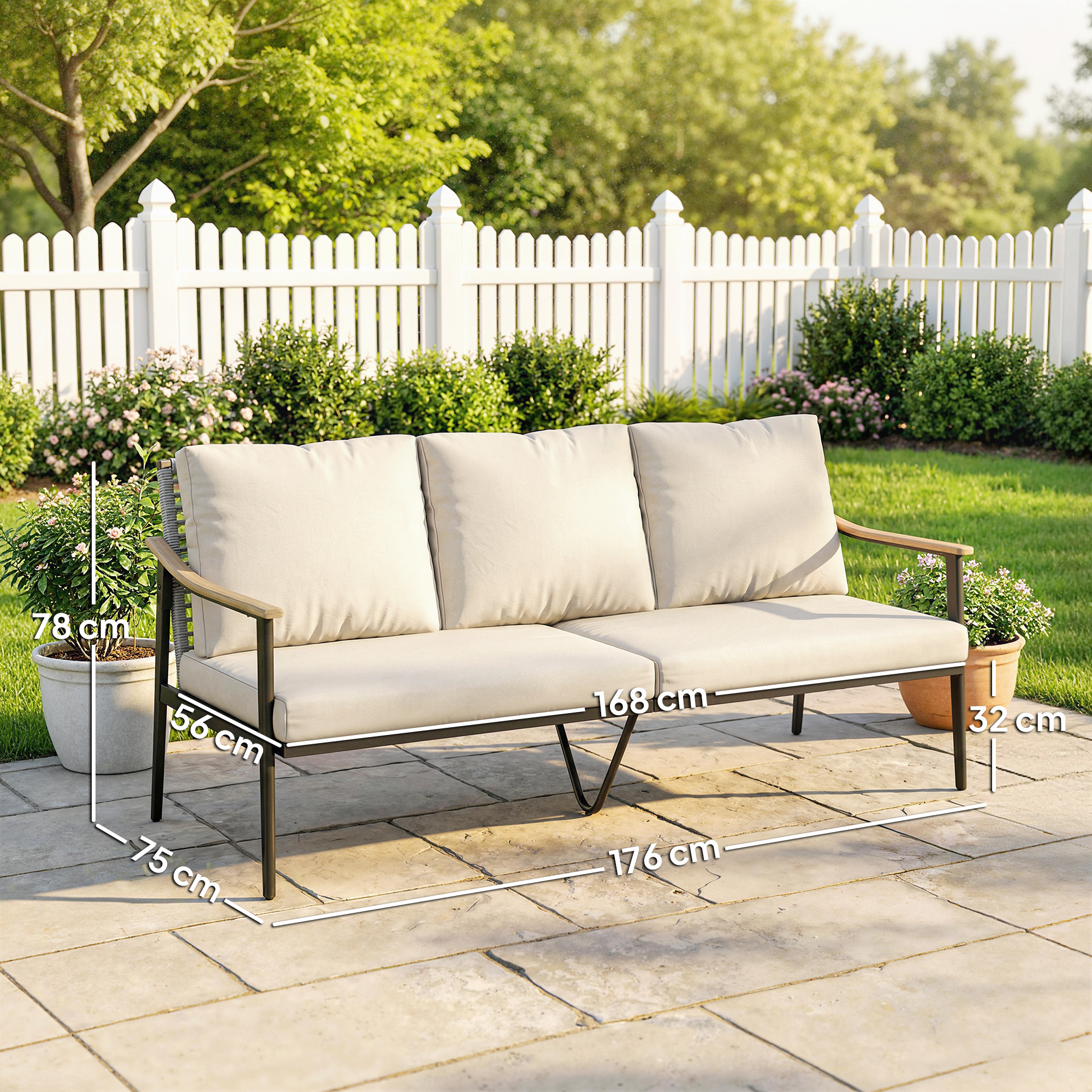 Un divano da esterno beige con dimensioni su un patio pavimentato.