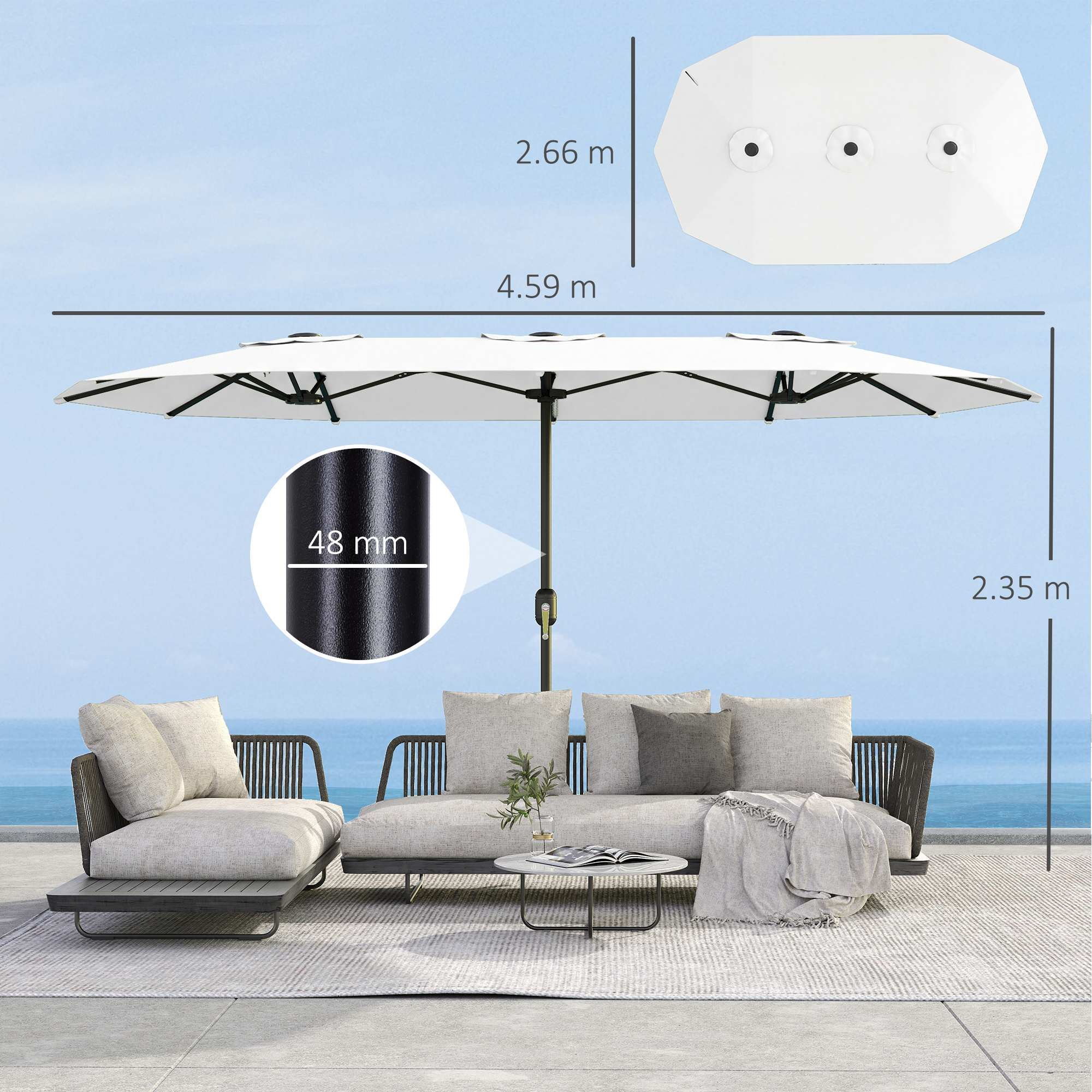 Un grande ombrellone bianco su un set di mobili da giardino sul mare.