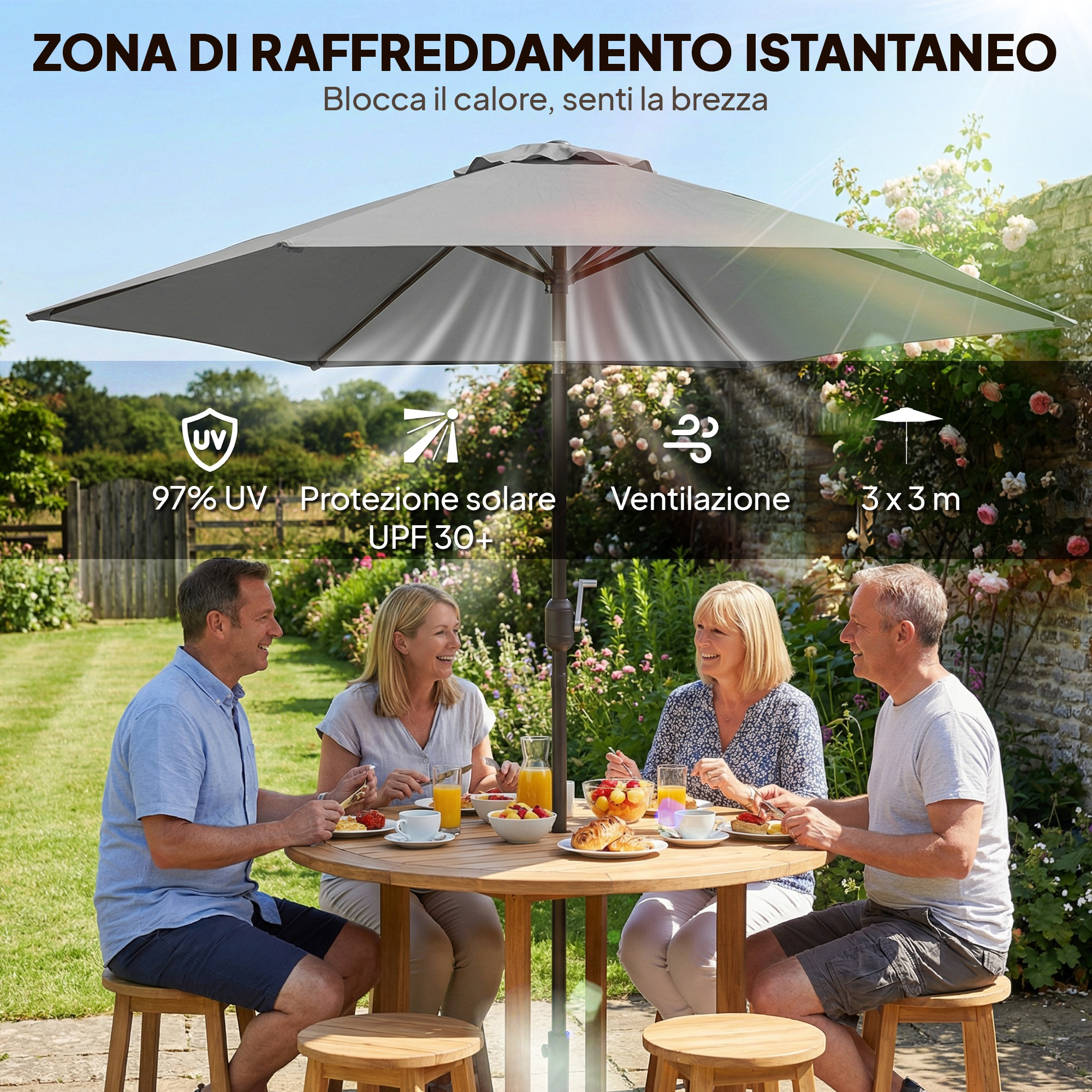 Quattro persone siedono a un tavolo rotondo all'aperto sotto un ombrellone, mangiando.
