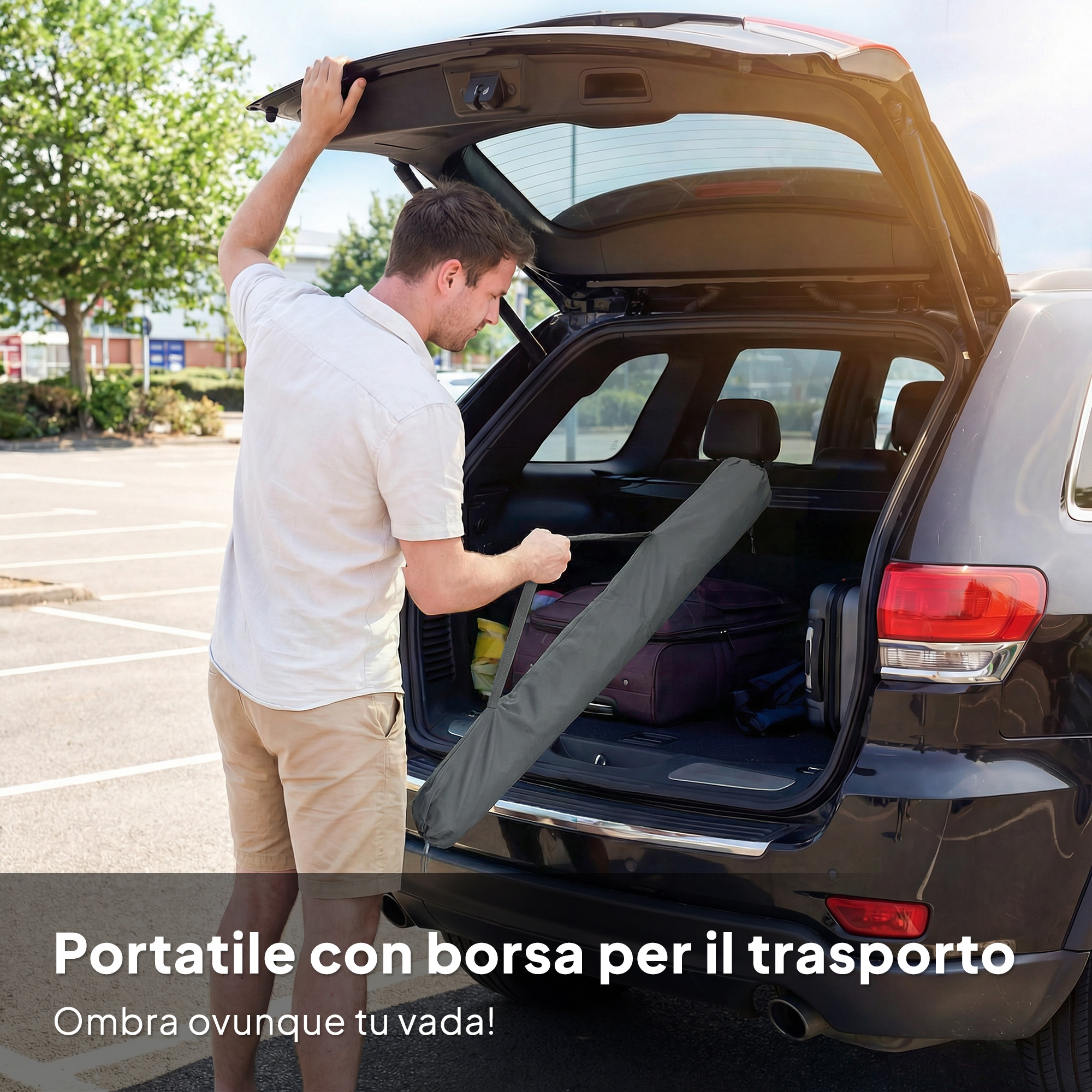 Un uomo carica una borsa grigia nel bagagliaio di un'auto.