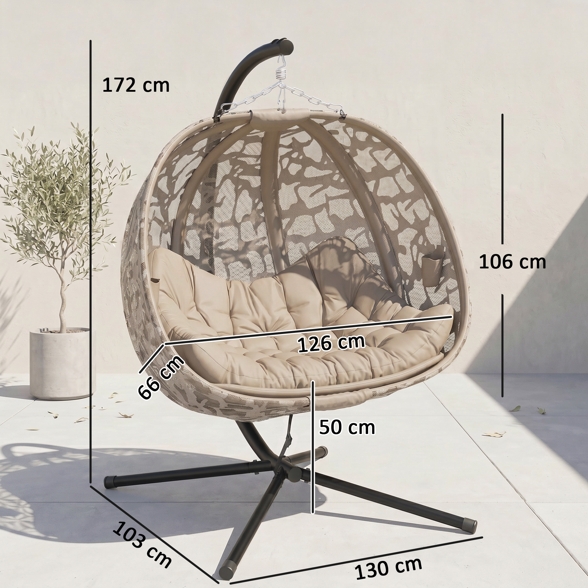 Una sedia sospesa con cuscini beige e motivo intrecciato, all'aperto su un patio.