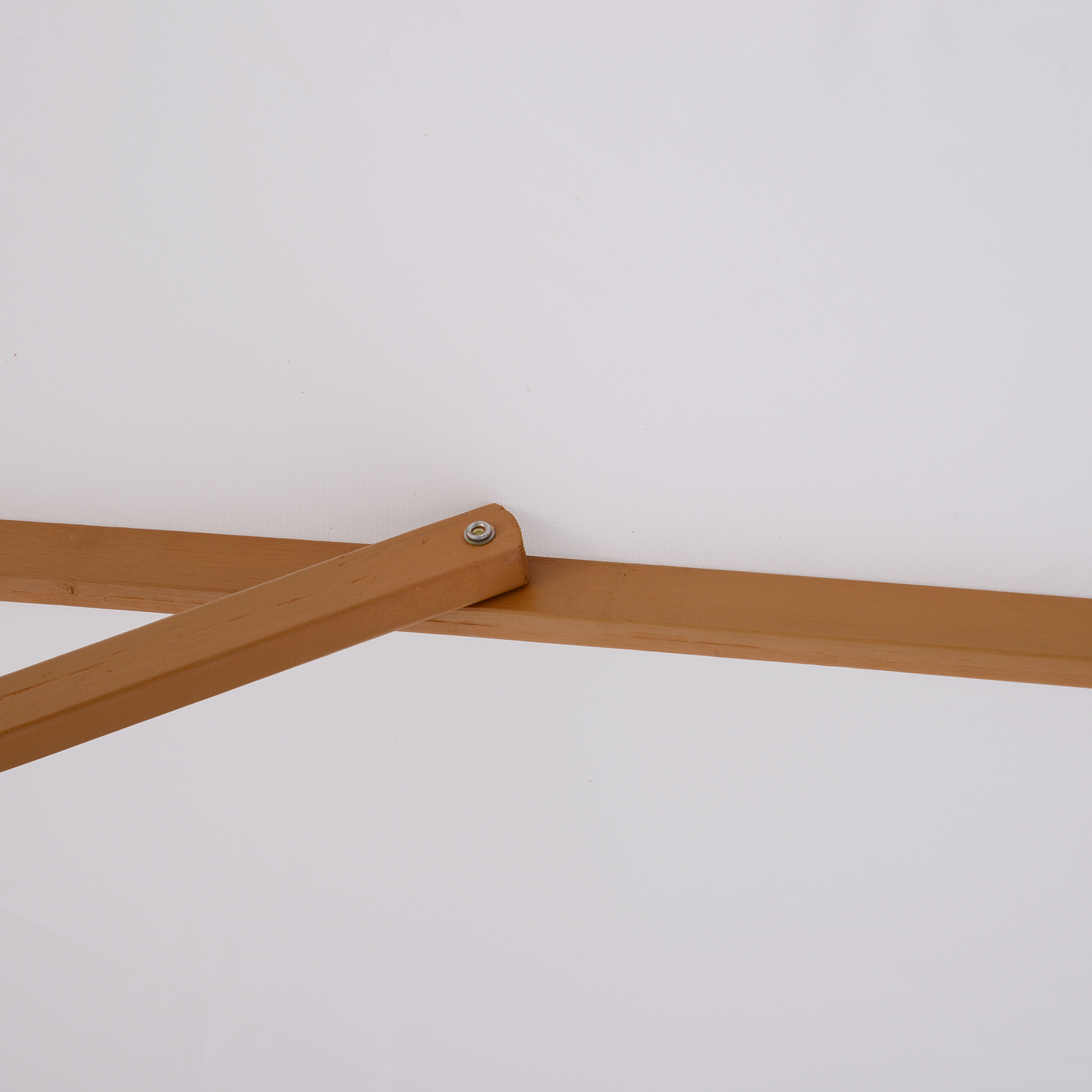 Puntelli in legno con vite su sfondo bianco.