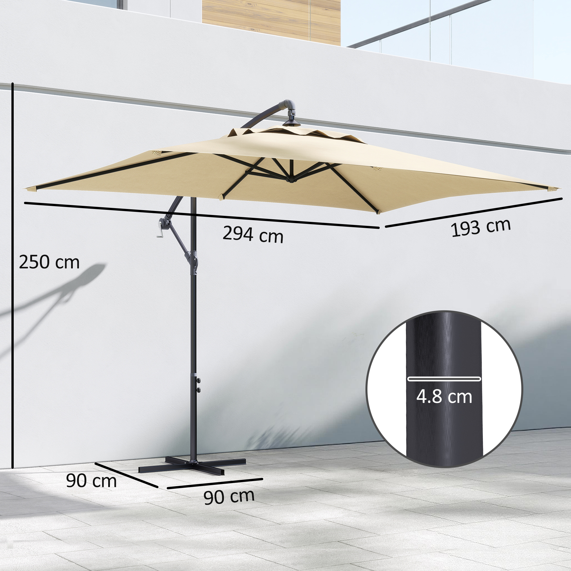 Un ombrellone rettangolare da esterno beige con telaio nero si erge su un patio pavimentato.