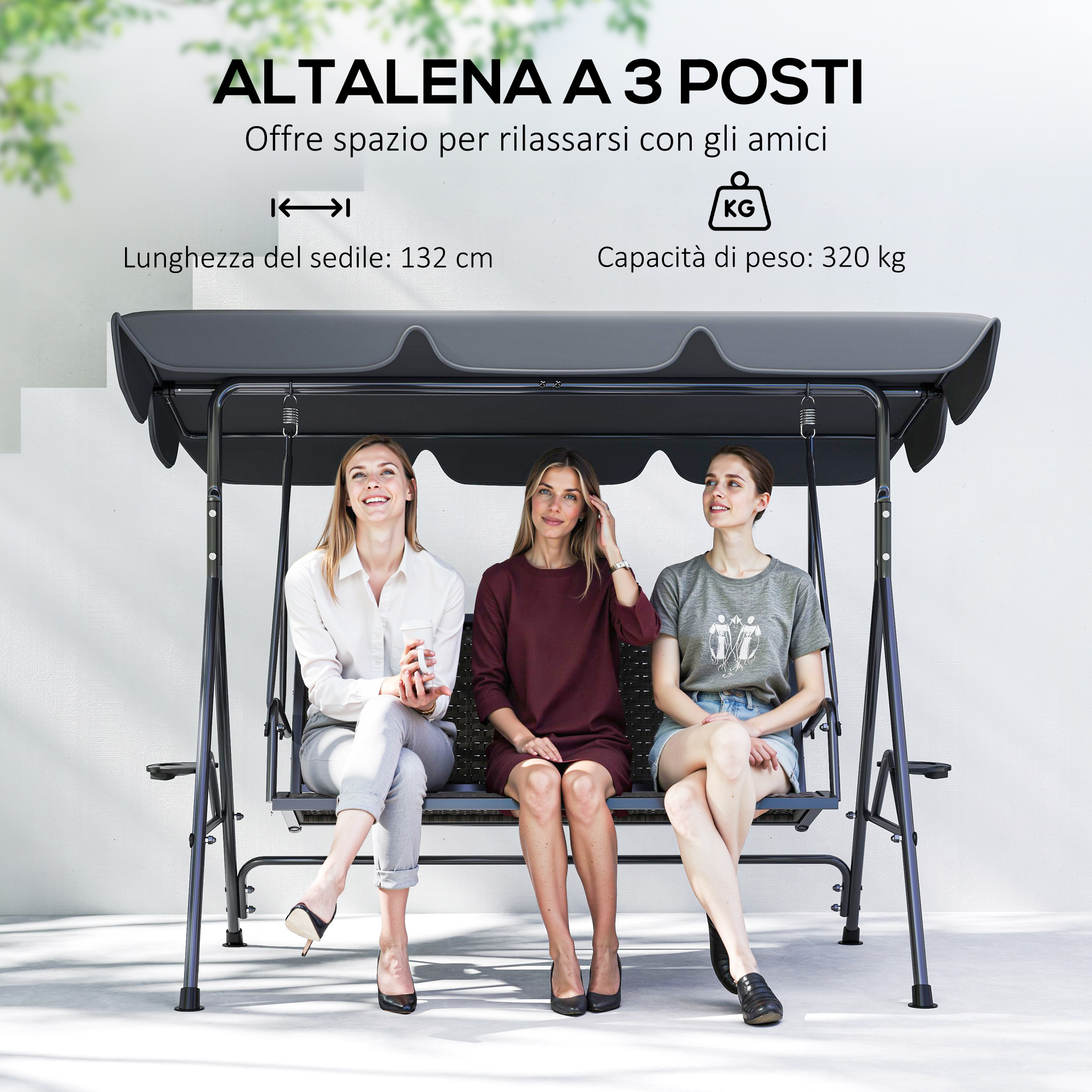 Tre donne sedute su un'altalena a 3 posti con tettuccio. La seduta è lunga 132 cm e ha una capacità di 320 kg.