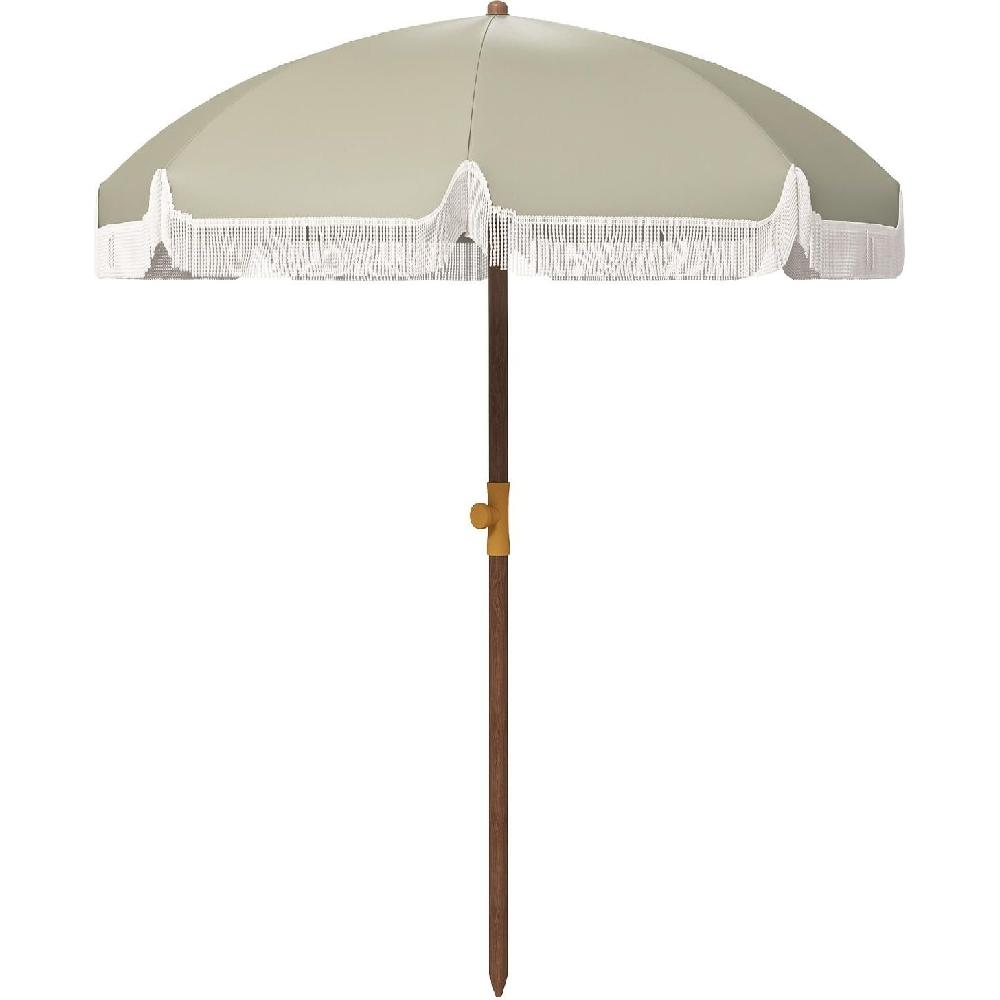 Un parasole verde chiaro con frange e un palo di legno.