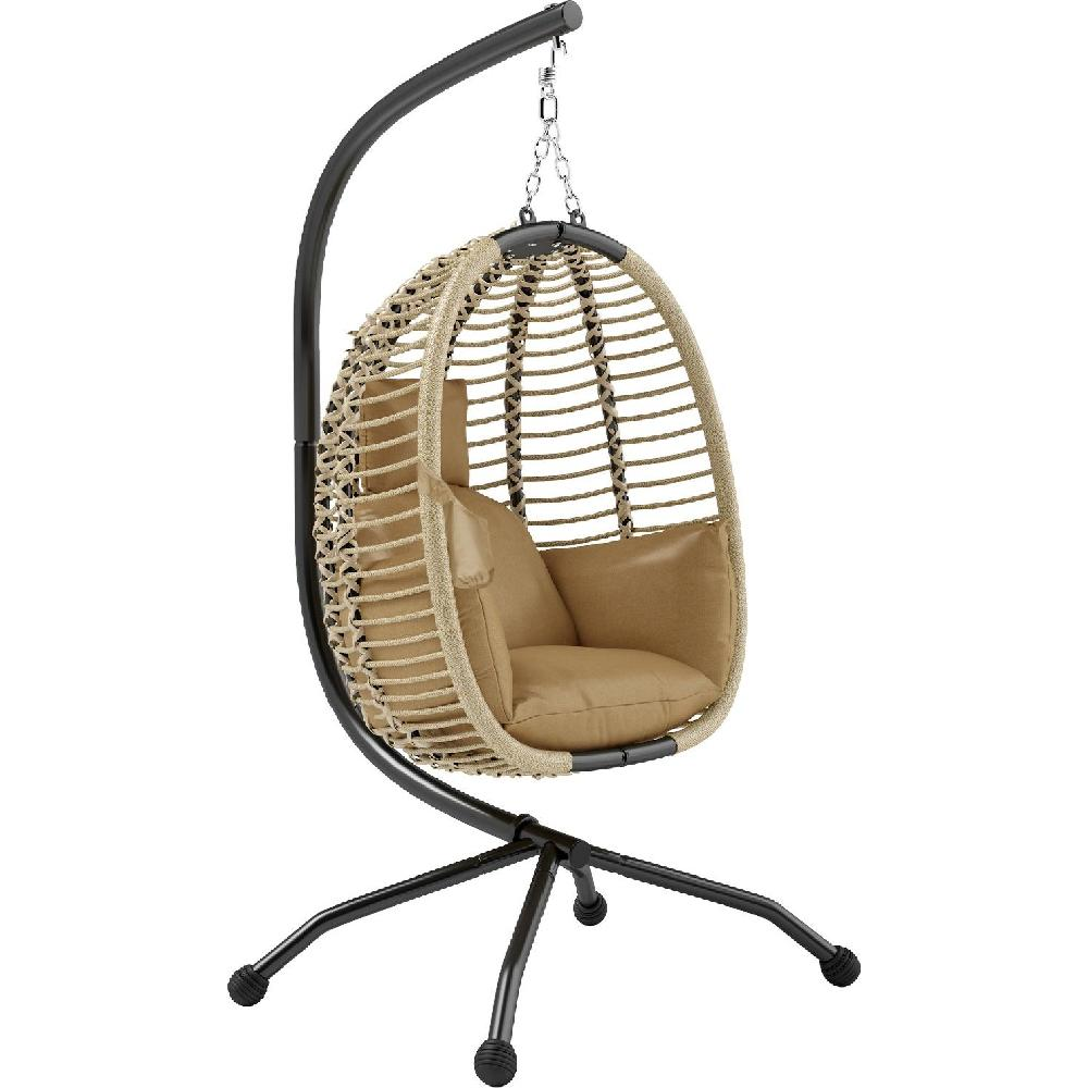Una sedia sospesa in rattan con cuscini marroni su un supporto in metallo nero.