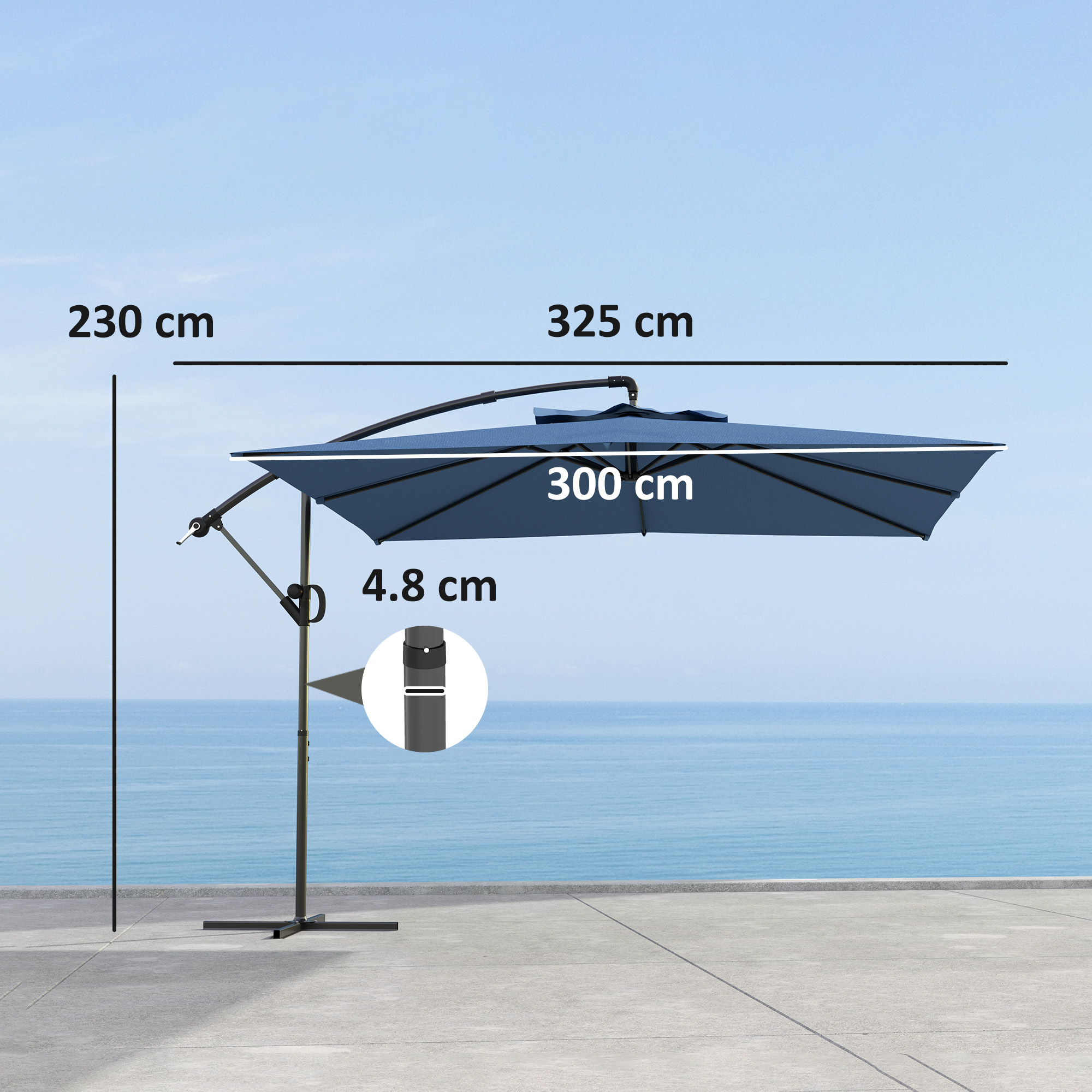Un grande ombrellone a sbalzo blu si erge su un patio di cemento, con vista sul mare. Le dimensioni sono indicate.