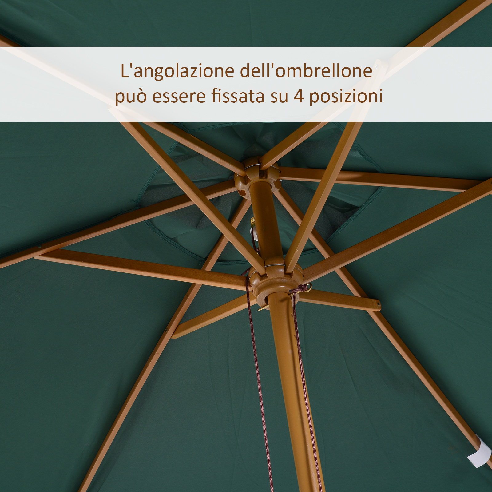 Parte inferiore di un ombrellone verde scuro con stecche in legno e palo centrale.