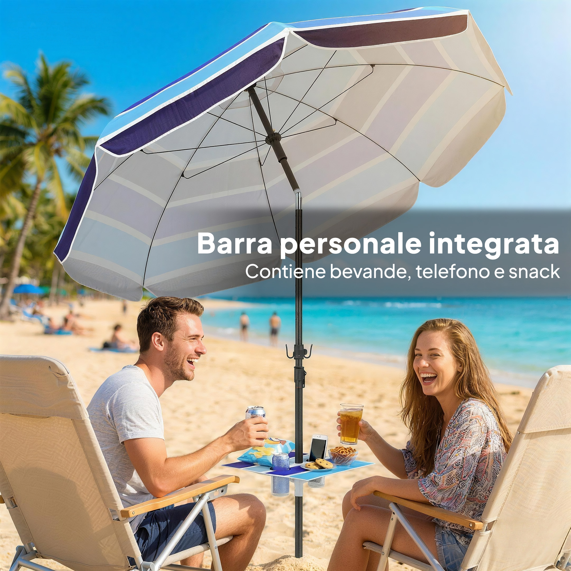 Una coppia seduta sotto un ombrellone a righe sulla spiaggia, beve e mangia.