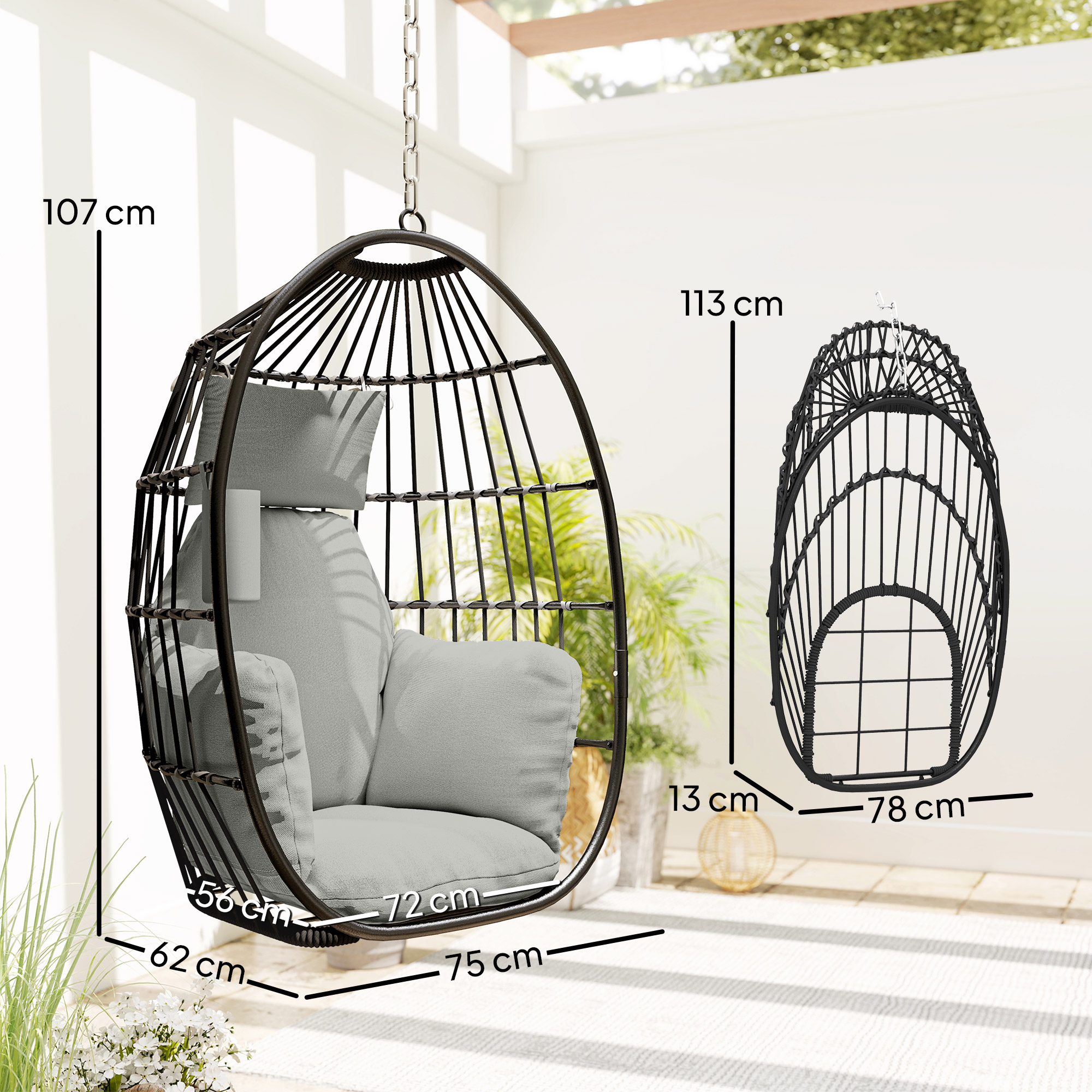 Una sedia sospesa in rattan con cuscini grigi su un patio, con dimensioni indicate.