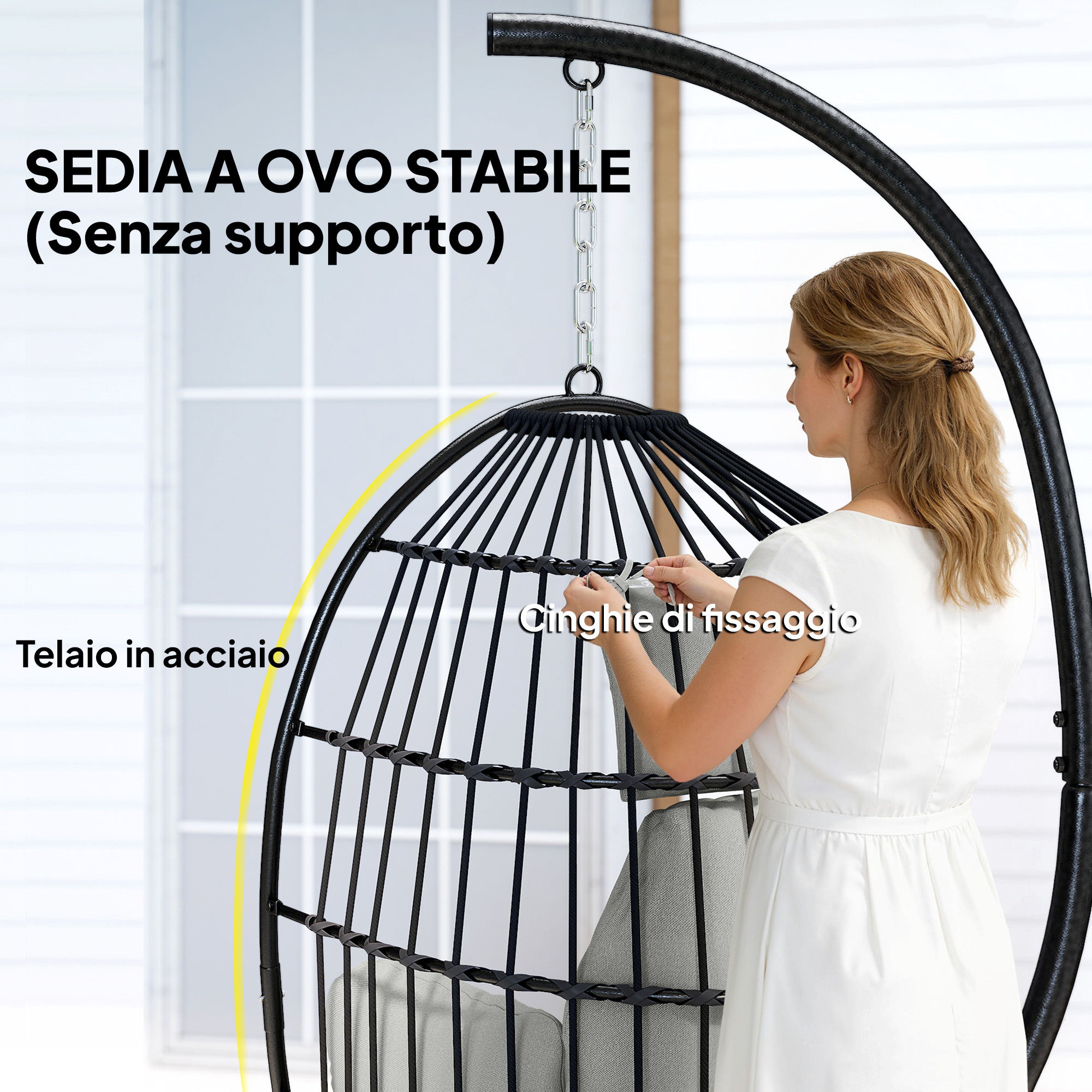 Donna in abito bianco assicura sedia a uovo con telaio in acciaio e cuscini grigi.