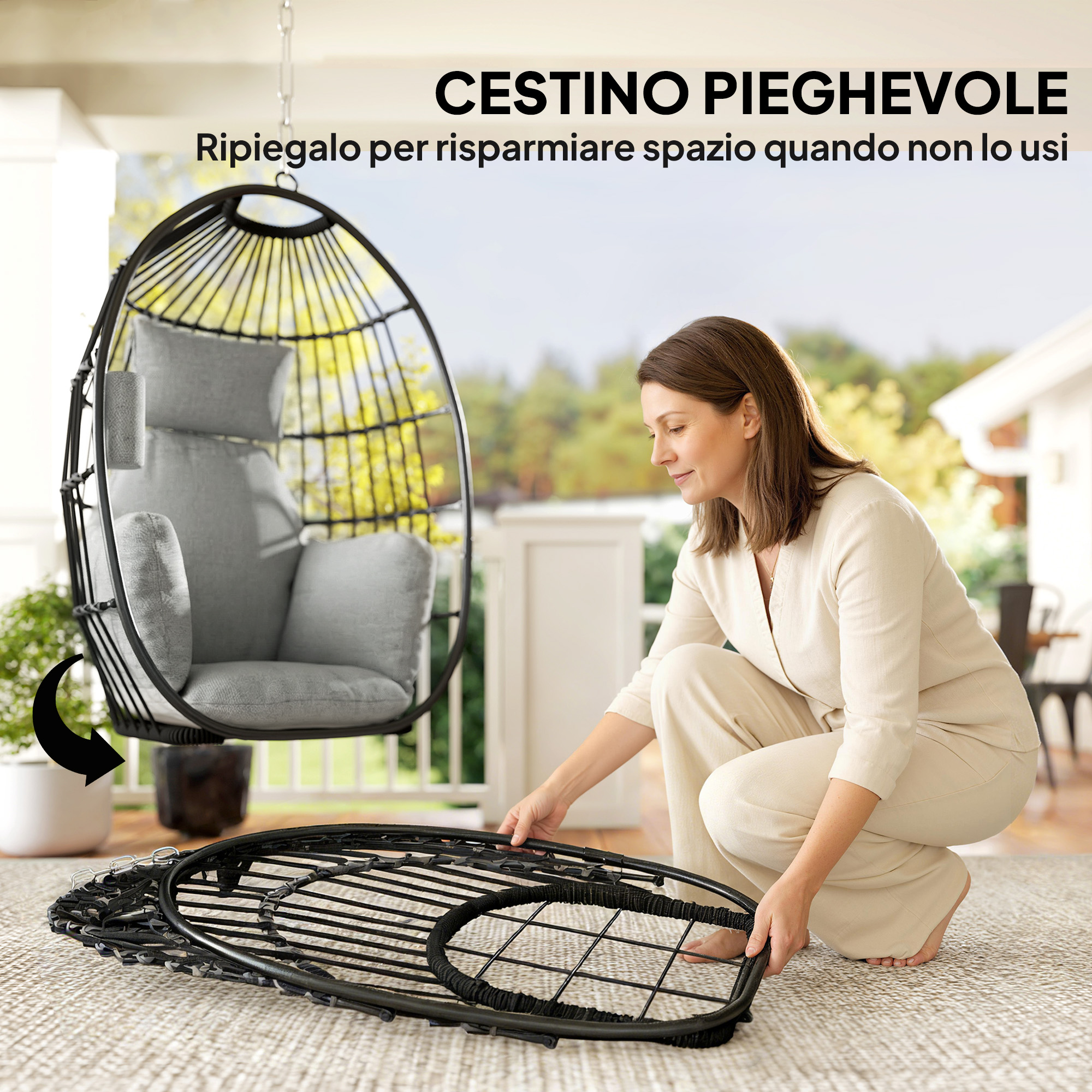 Una donna piega una sedia a cesto sospesa nera su un tappeto.